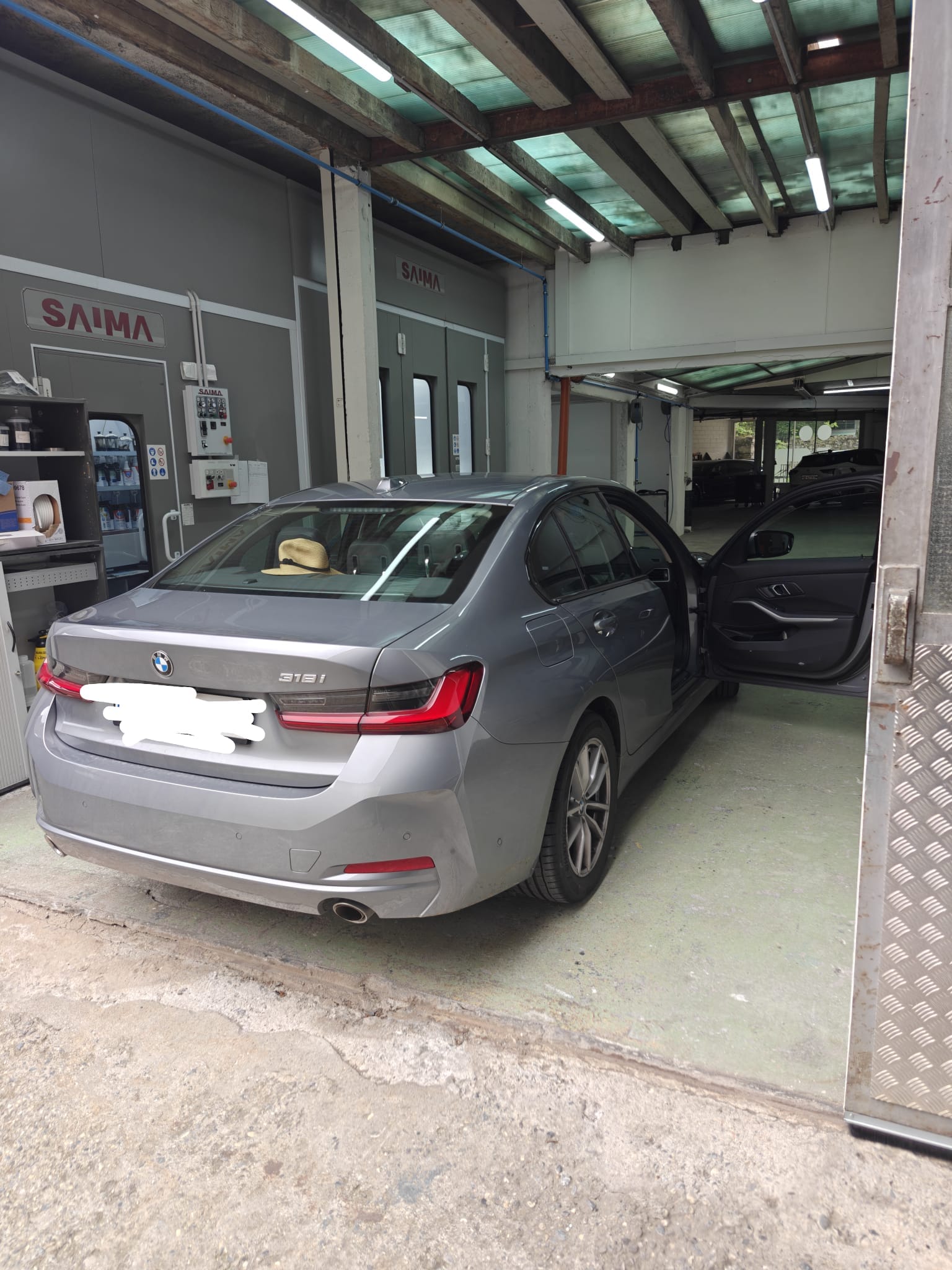 BMW 318i-image-5