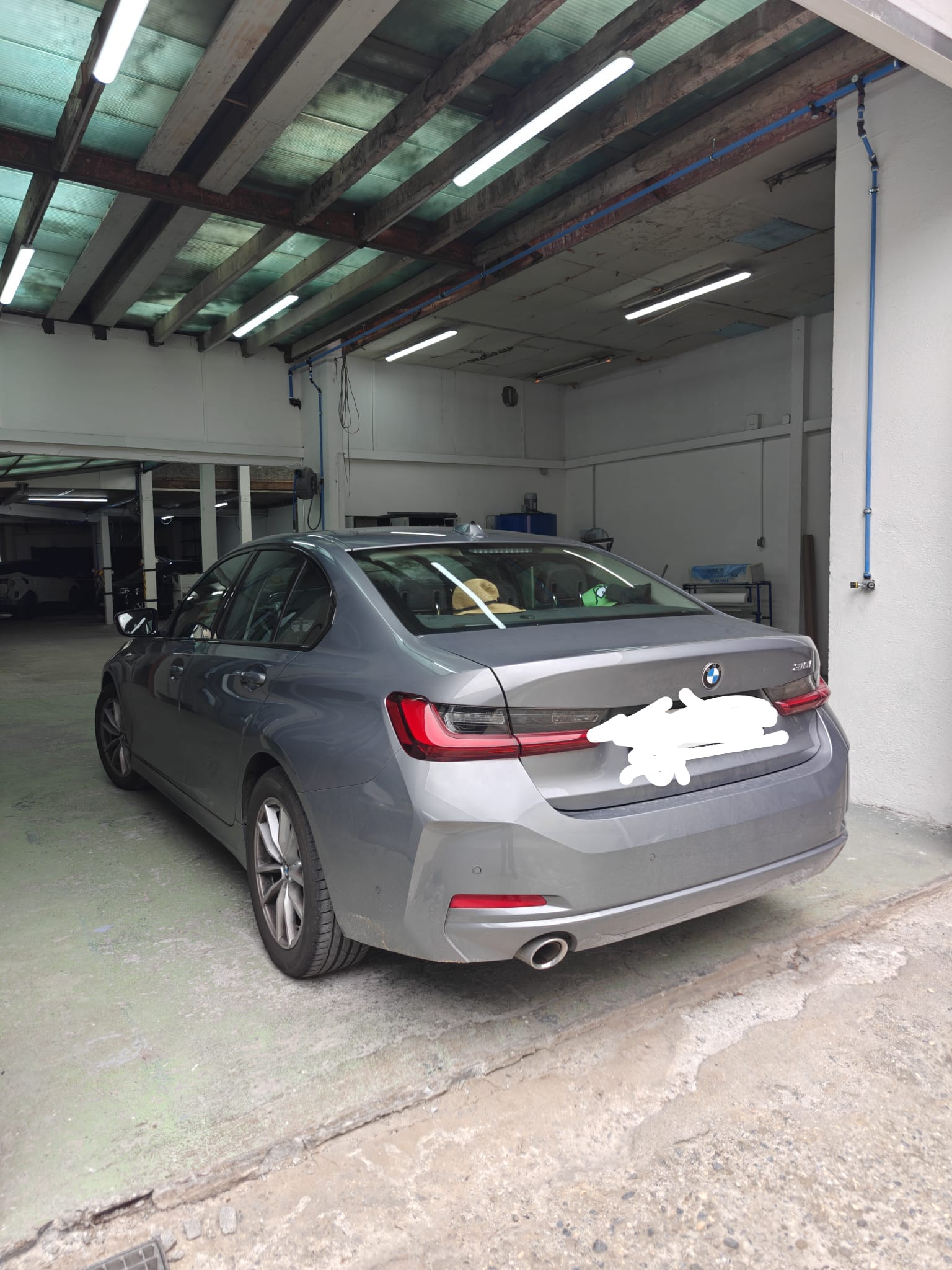 BMW 318i-image-4