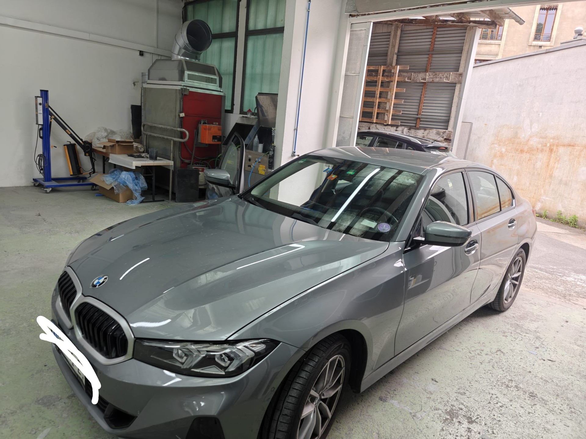 BMW 318i-image-1