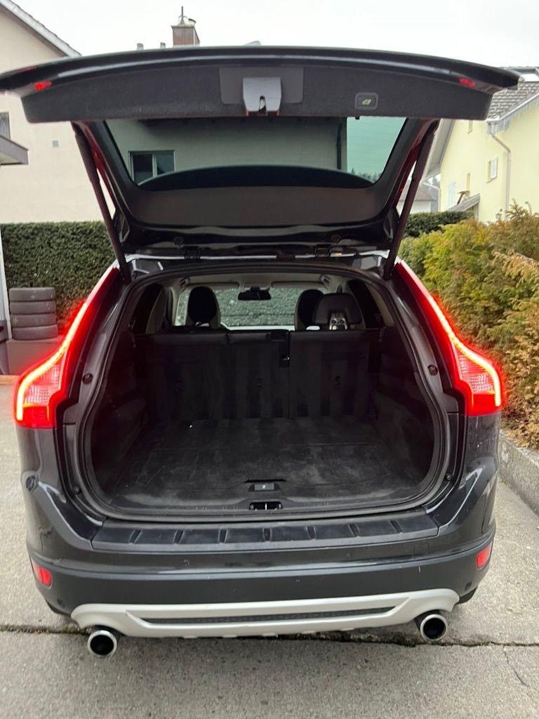 VOLVO XC60 D4 AWD R-Design Geartronic-image-3