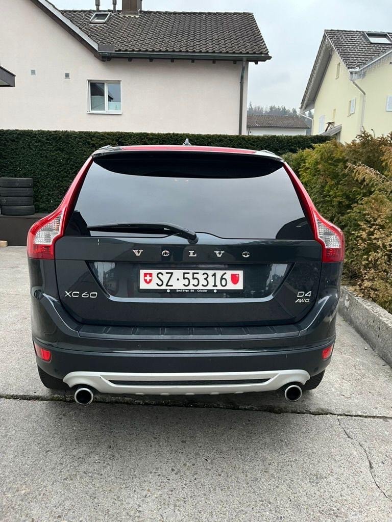 VOLVO XC60 D4 AWD R-Design Geartronic-image-2