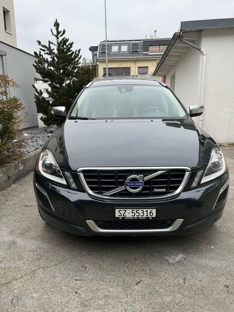 VOLVO XC60 D4 AWD R-Design Geartronic-image-1