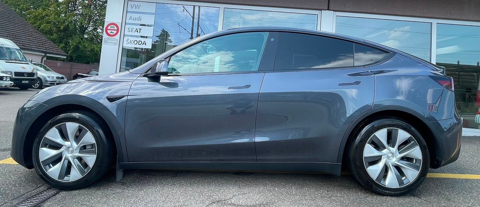 TESLA Y Long Range 533 km (WLTP) 514PS Werksgarantie-image-0