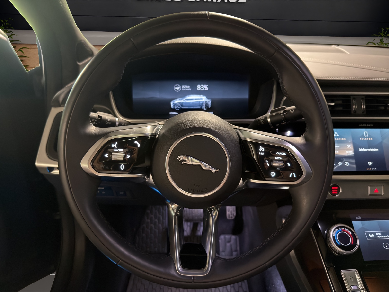 JAGUAR I-Pace EV400 R-Dyn. SE-image-10