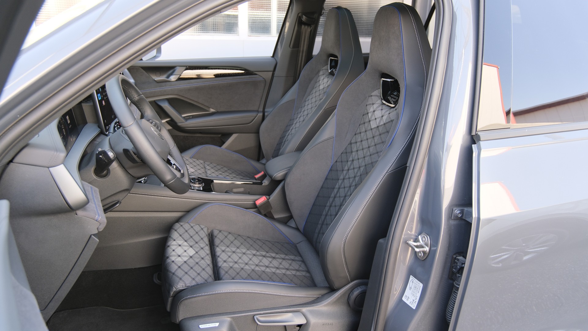 VW Tayron 2.0 TDI SCR R-Line 4Motion DSG " Black Style "-image-3