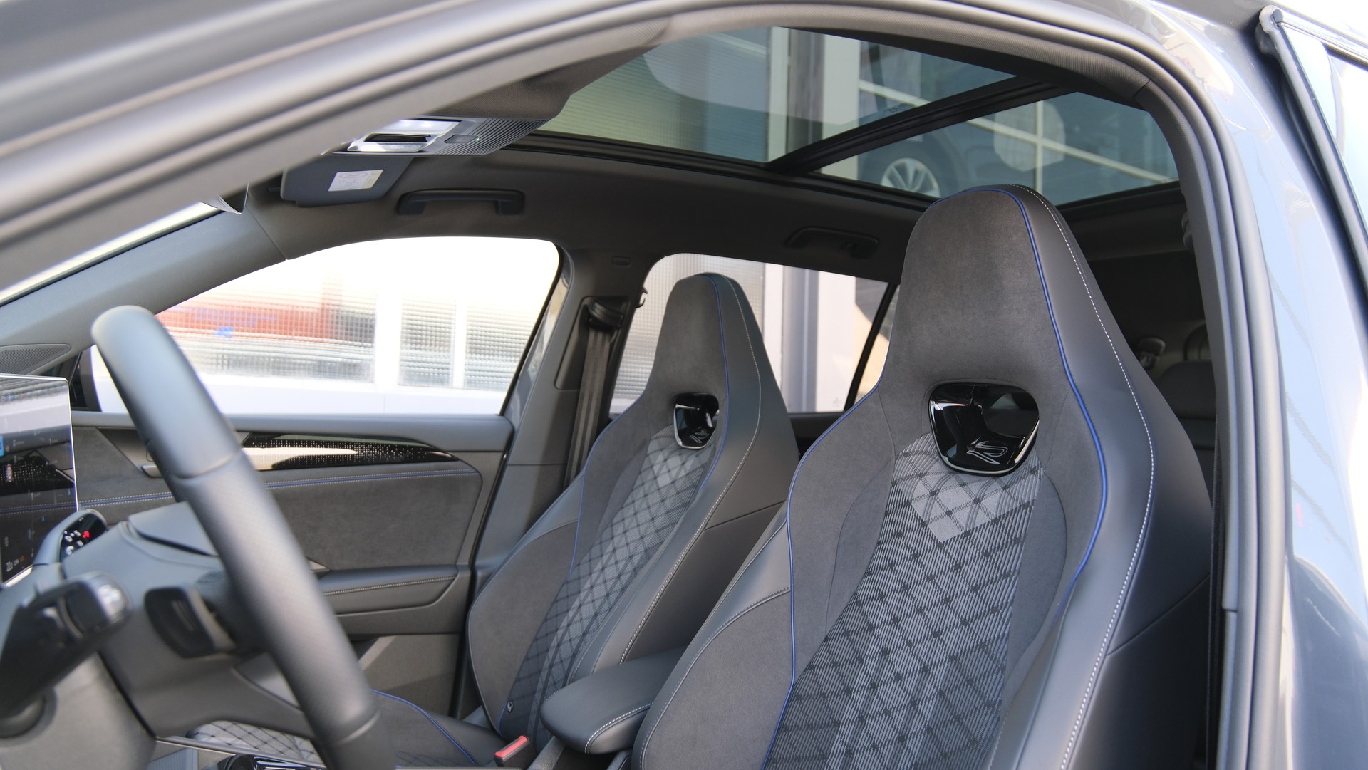 VW Tayron 2.0 TDI SCR R-Line 4Motion DSG " Black Style "-image-4