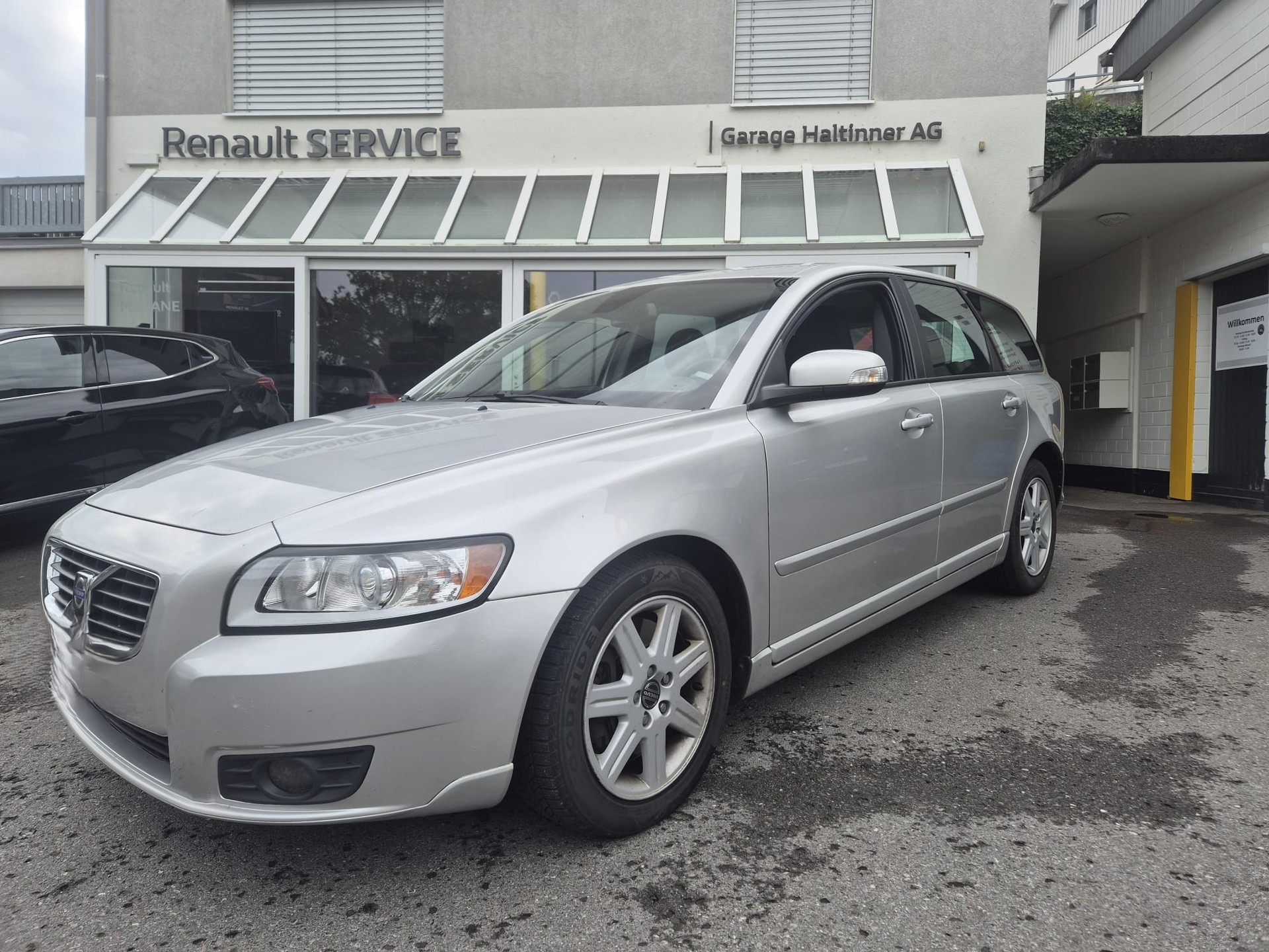 VOLVO V50 D5 Momentum-image-0
