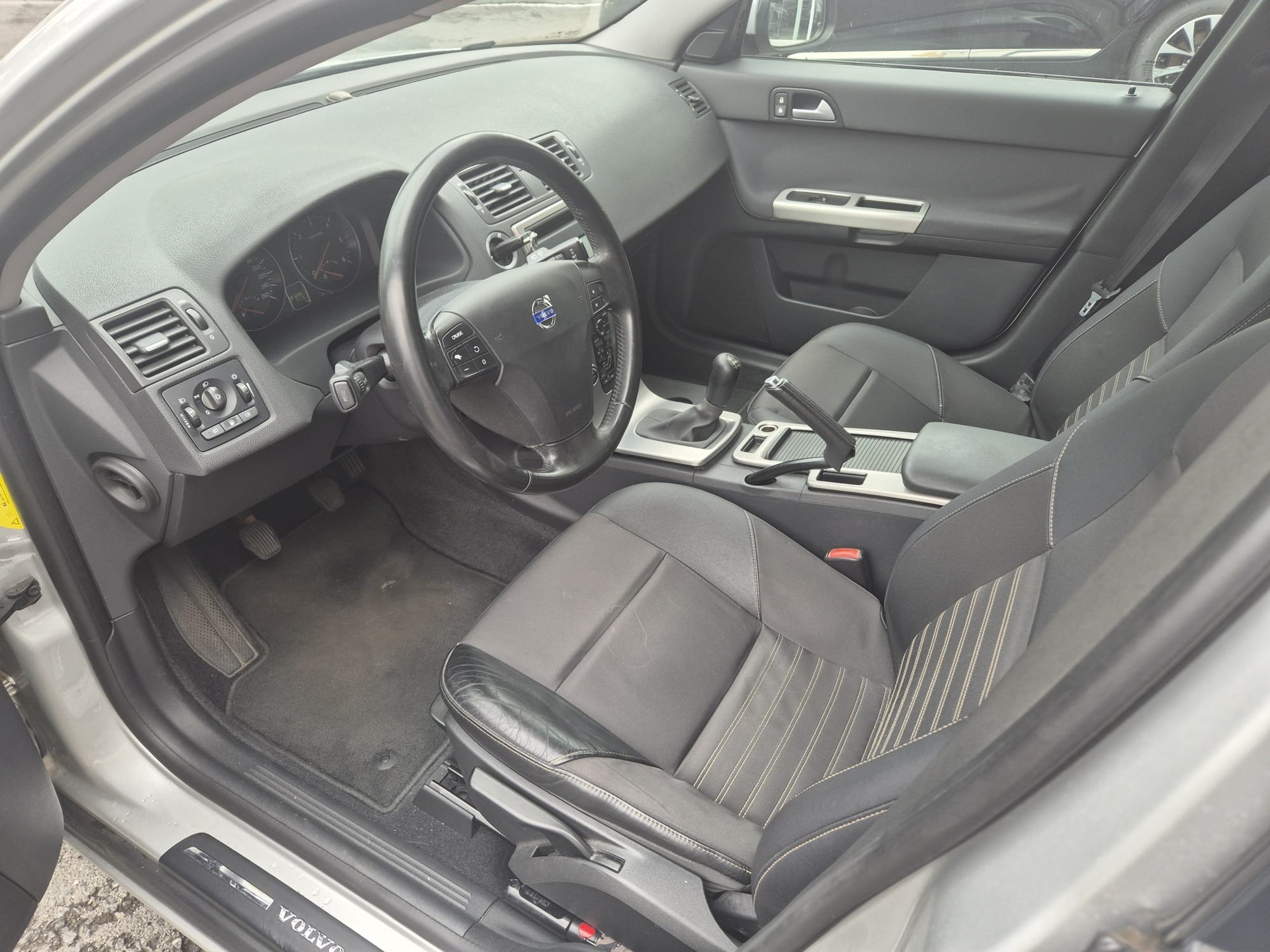 VOLVO V50 D5 Momentum-image-4