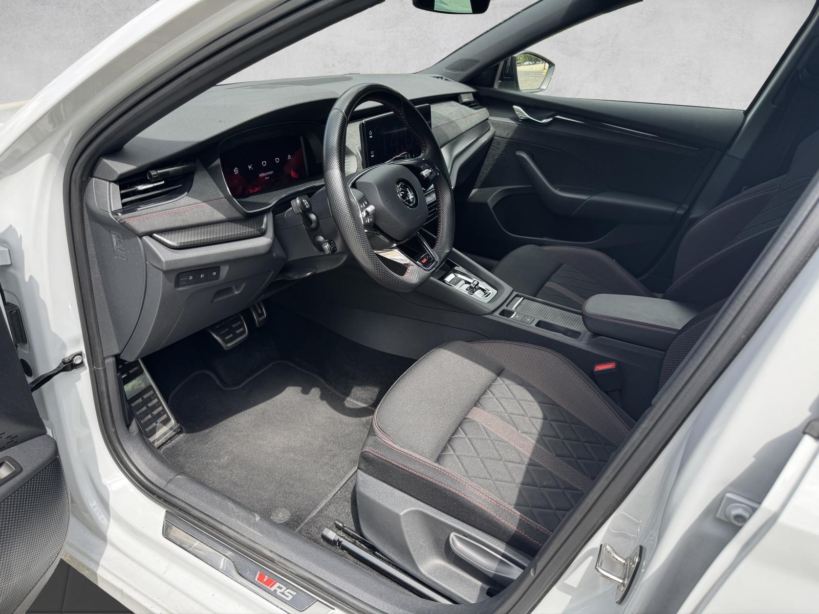 SKODA Octavia Combi 2.0 TSI DSG RS-image-3
