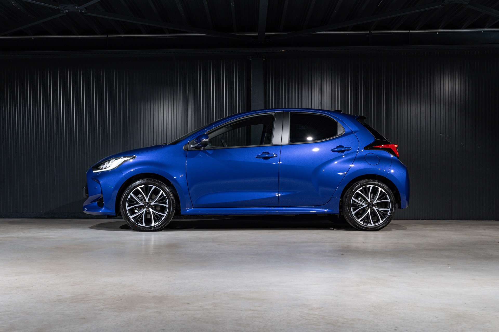TOYOTA Yaris 1.5 e-CVT-showroom-element-2