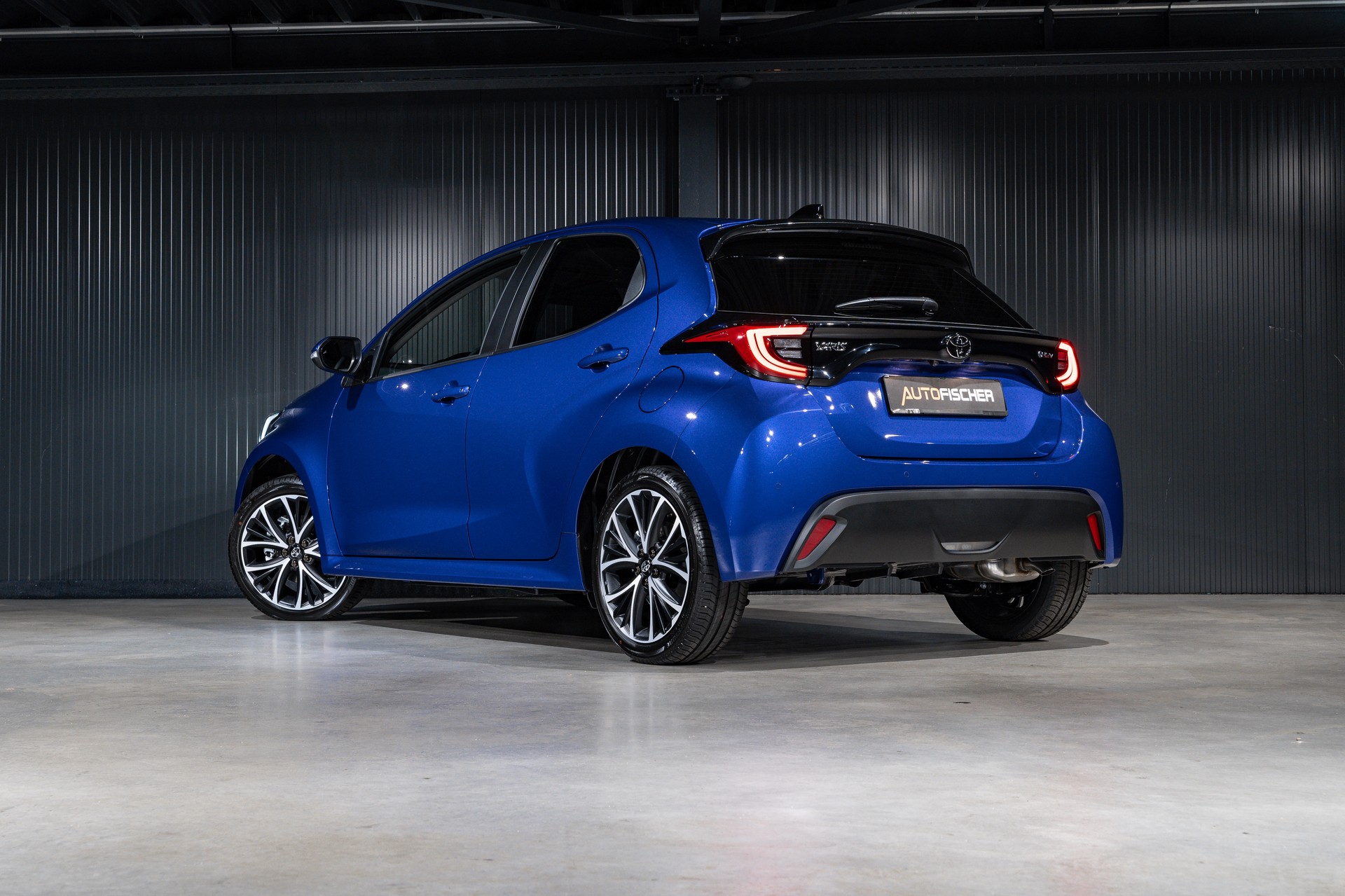 TOYOTA Yaris 1.5 e-CVT-showroom-element-1