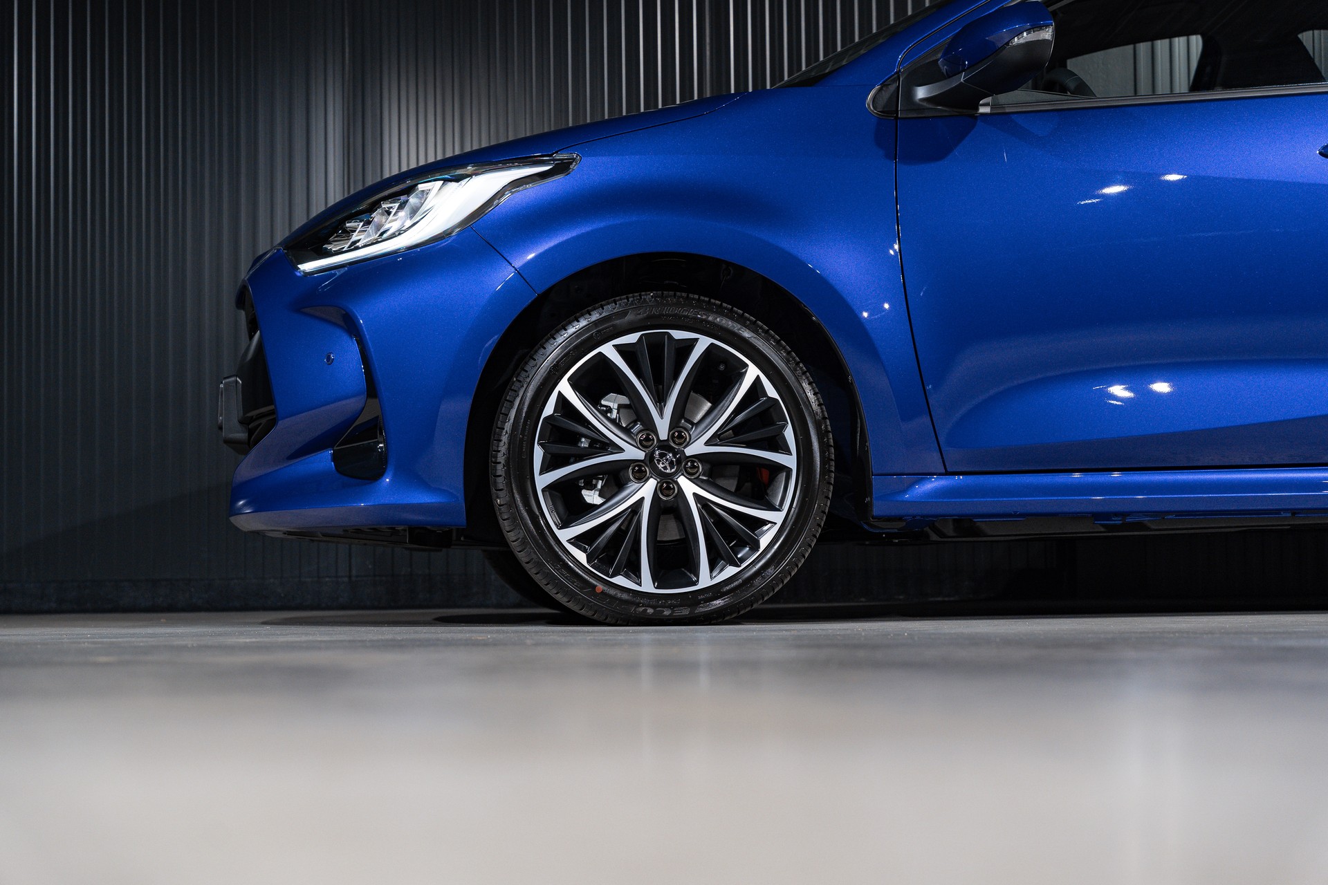 TOYOTA Yaris 1.5 e-CVT-image-25