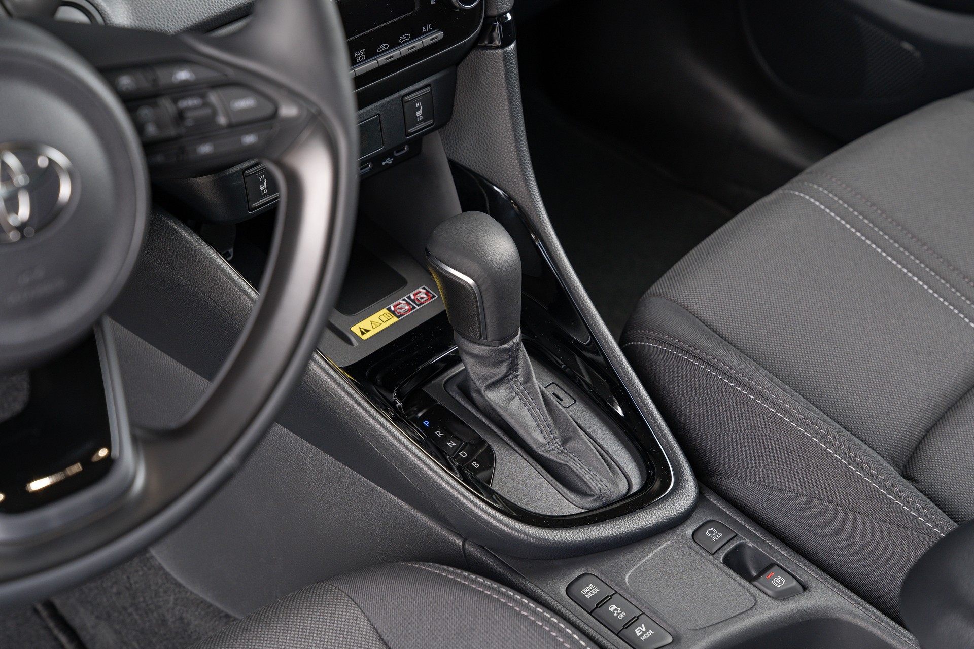 TOYOTA Yaris 1.5 e-CVT-image-18