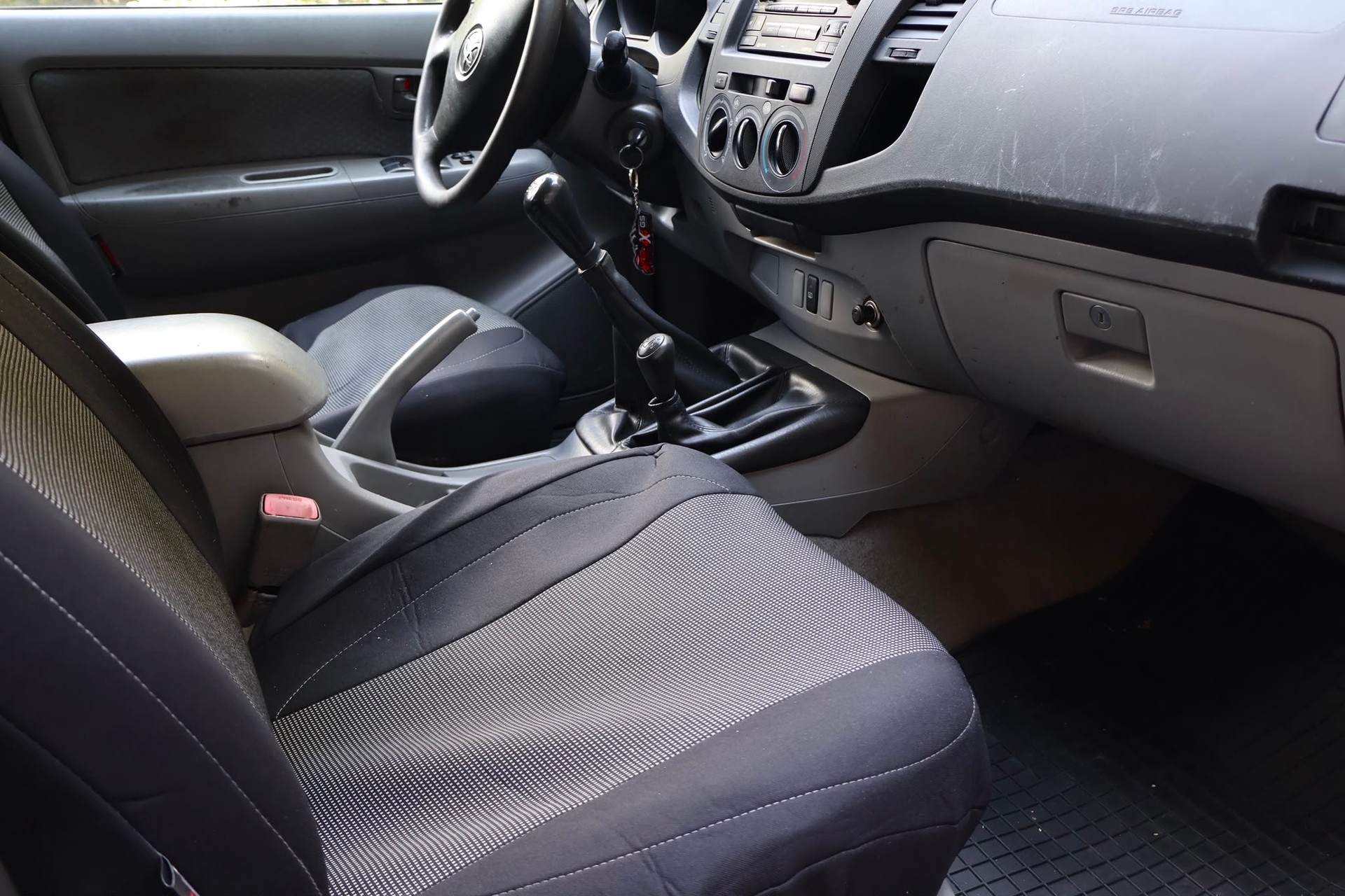 TOYOTA Hilux 4x4 DoubleCab LineaTerra-image-9