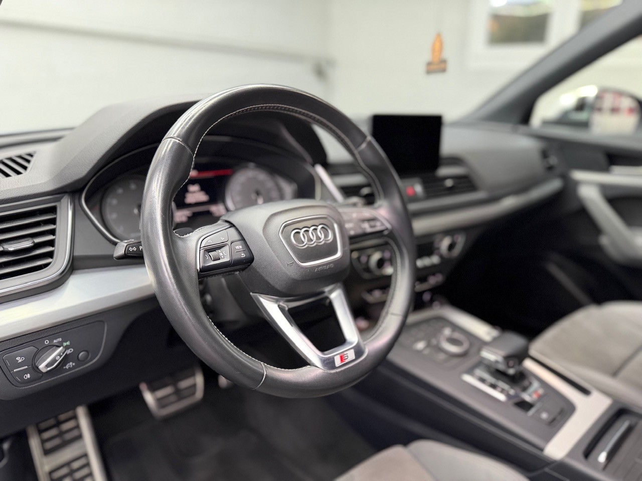 AUDI SQ5 3.0 TFSI quattro | CH-FZ | Anhängerkupplung | Dachträger | Luftfahrwerk-image-12