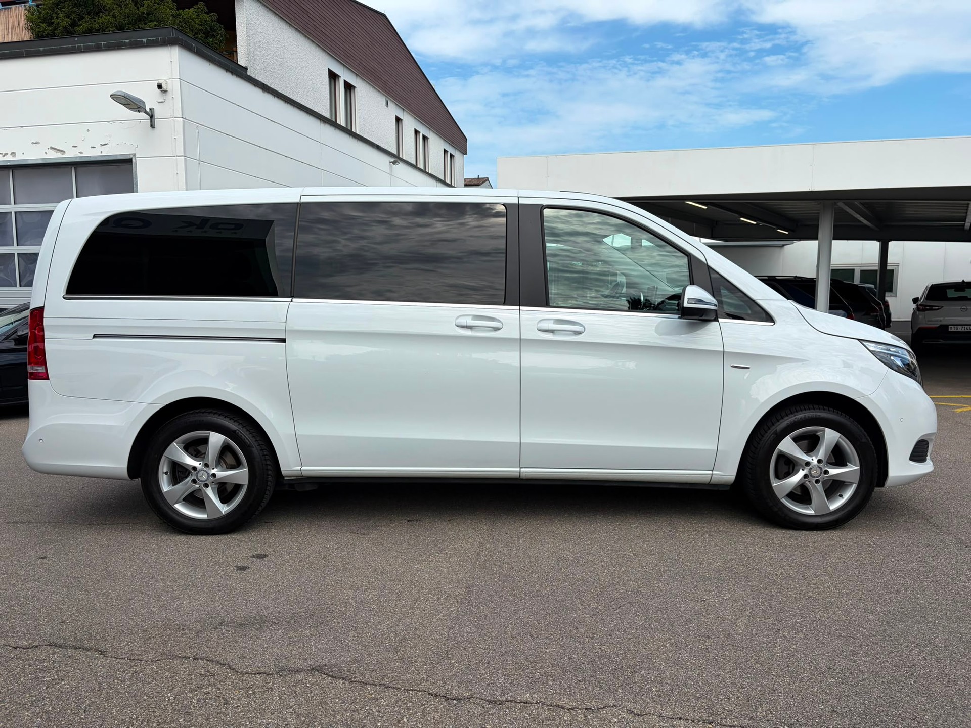 MERCEDES-BENZ V 220 d Avantgarde lang 7G-Tronic-image-4