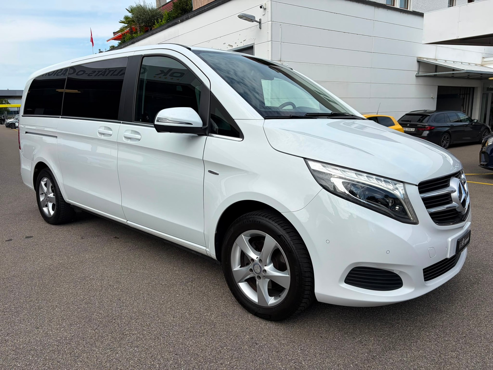 MERCEDES-BENZ V 220 d Avantgarde lang 7G-Tronic-image-2