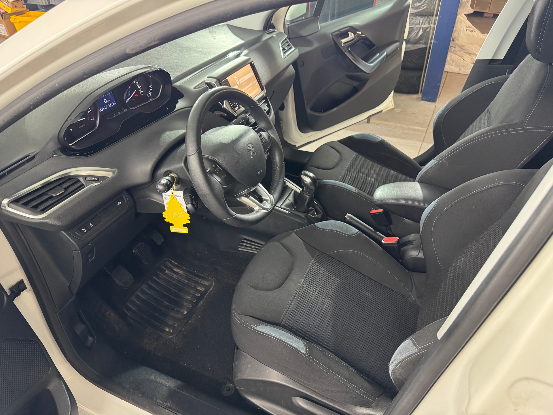 PEUGEOT 208 1.6 VTI Allure-image-6