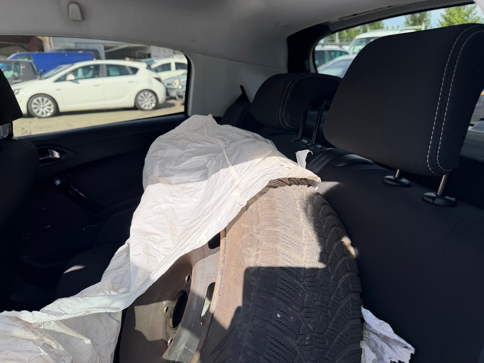 PEUGEOT 208 1.2 PureTech Active-image-9