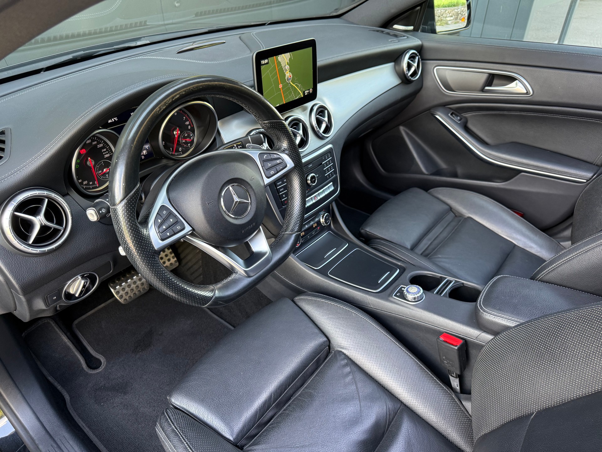 MERCEDES-BENZ CLA 250 AMG Line 7G-DCT 4Matic-image-6