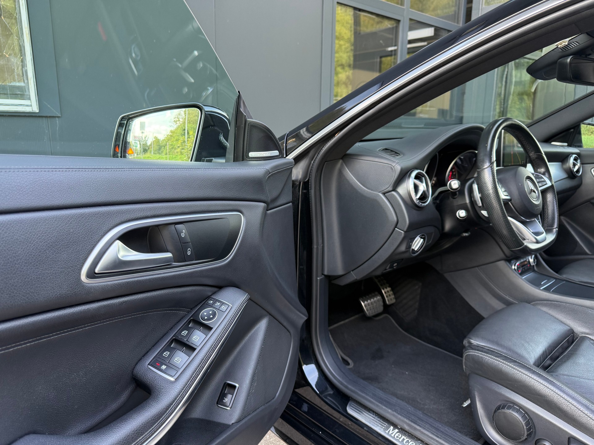 MERCEDES-BENZ CLA 250 AMG Line 7G-DCT 4Matic-image-10