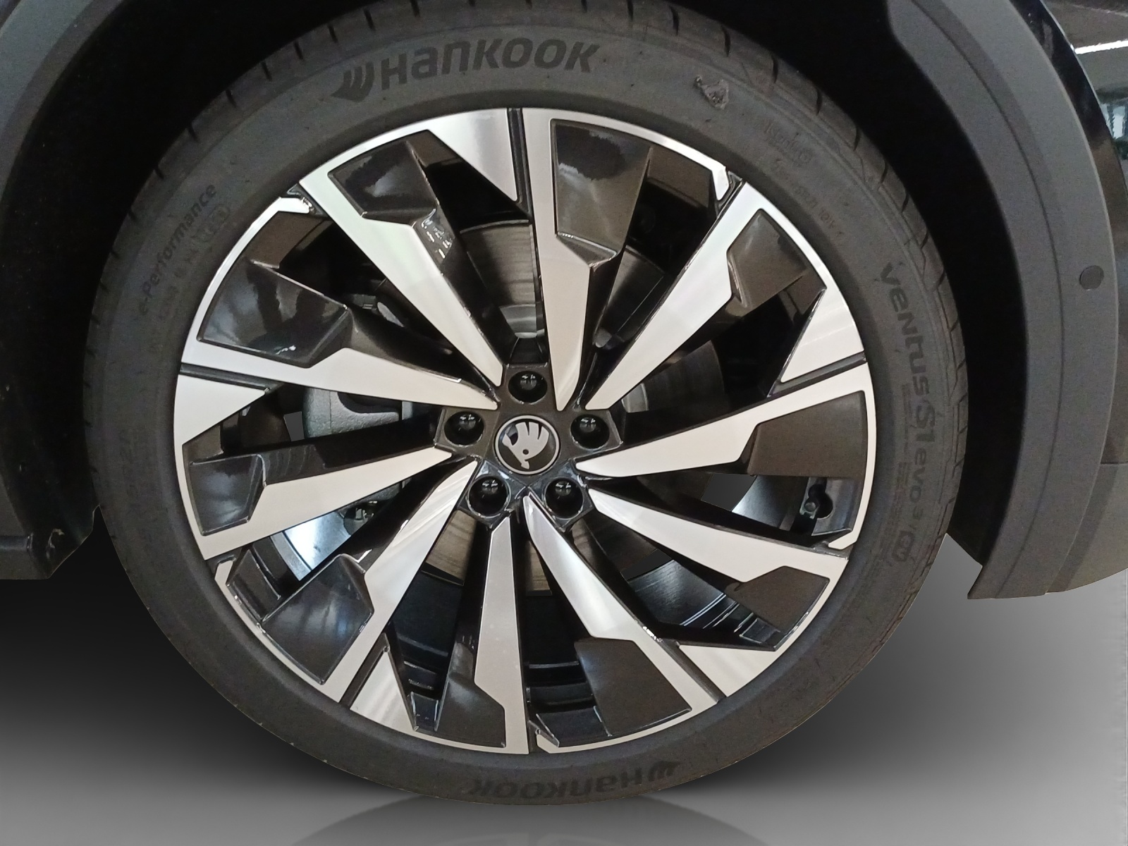 SKODA Elroq 85x Sportline 4x4-image-13