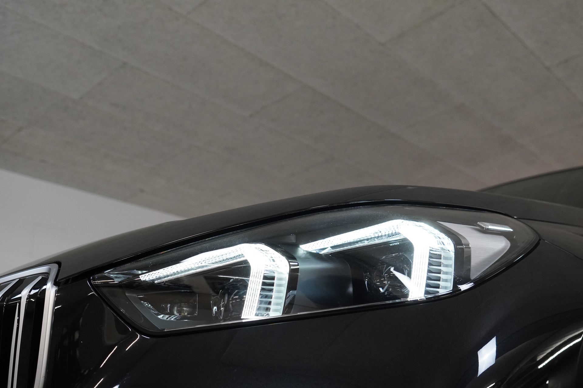 BMW X1 xDrive 23d 48V M Sport-image-8