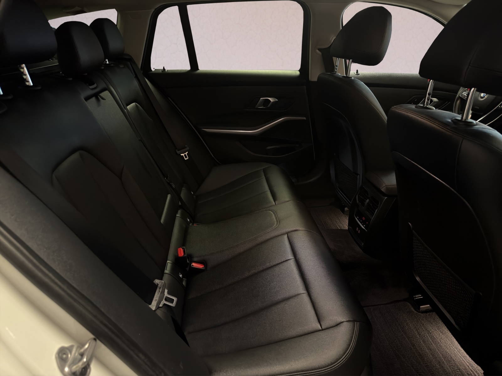 BMW 320d xDrive 48V Touring Steptronic-image-13