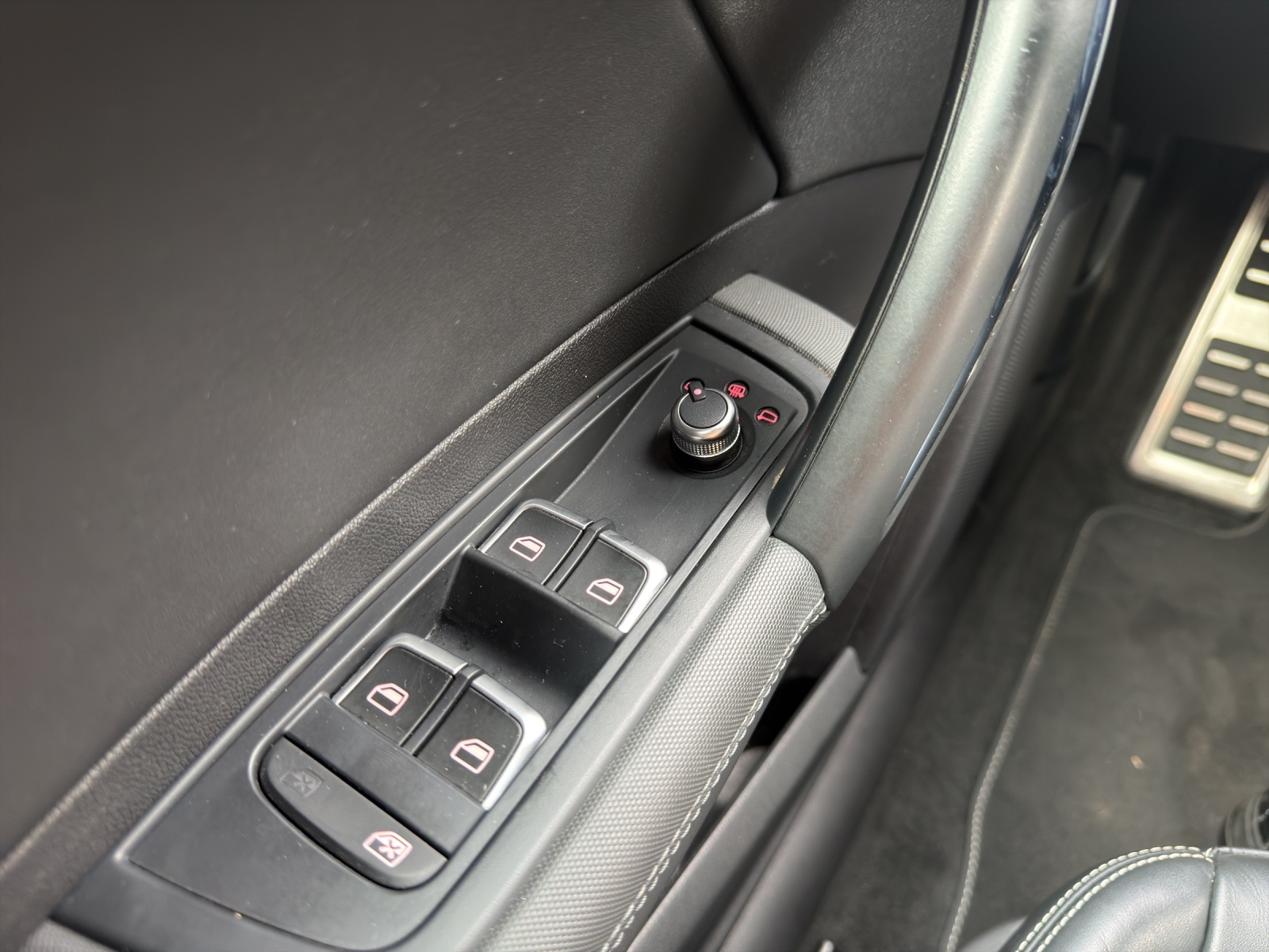 AUDI S1 Sportback 2.0 TFSI Sport quattro-image-16