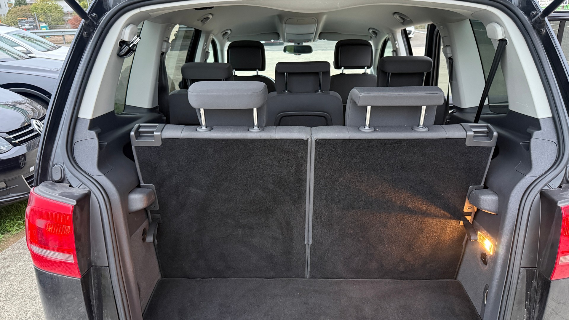 VW Touran 2.0 TDI Highline DSG frisch ab MFK, Servicegepflegt , 7 Plätze, 1 Jahre oder 20000km Garantie-image-12