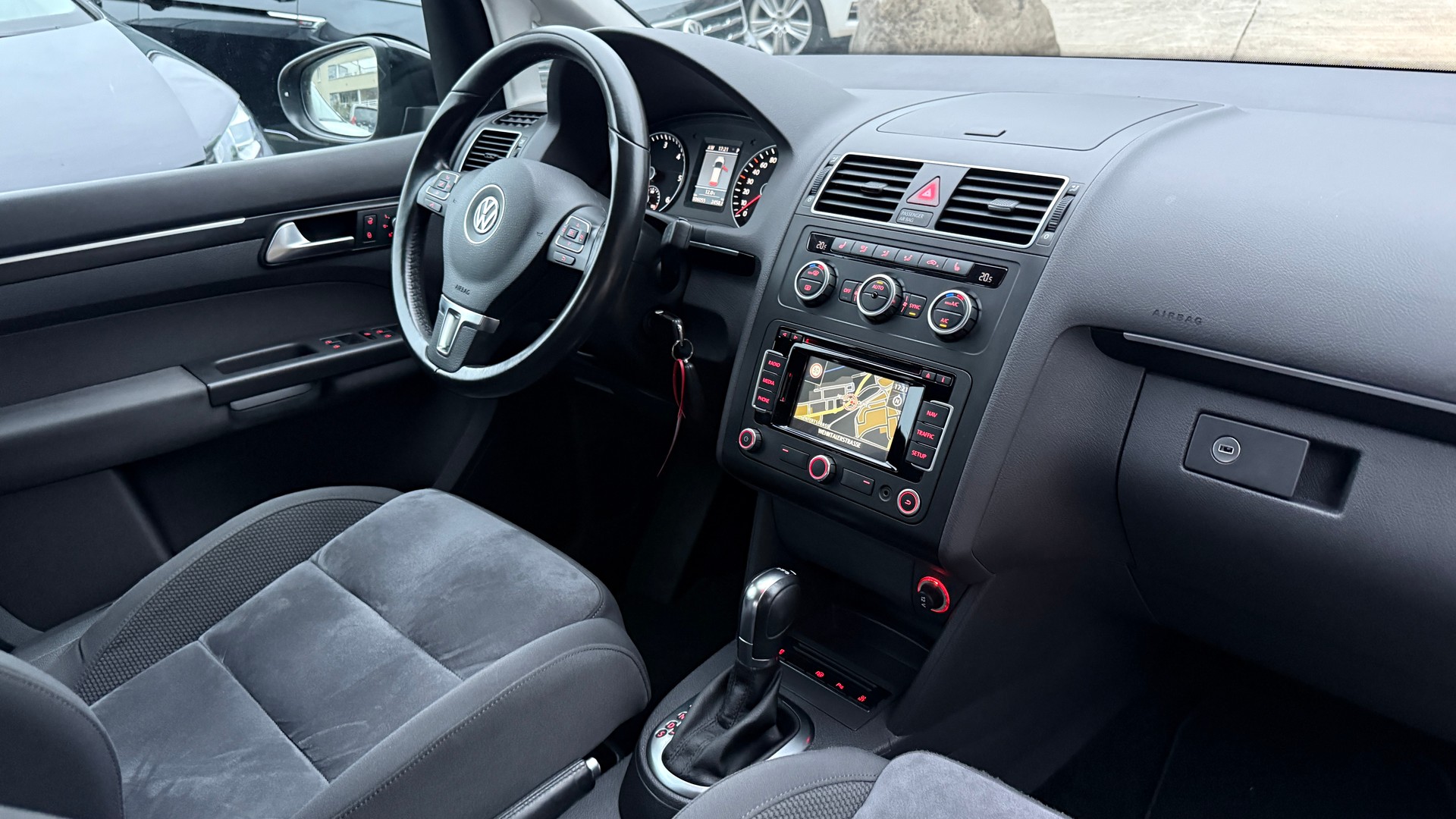 VW Touran 2.0 TDI Highline DSG frisch ab MFK, Servicegepflegt , 7 Plätze, 1 Jahre oder 20000km Garantie-image-17