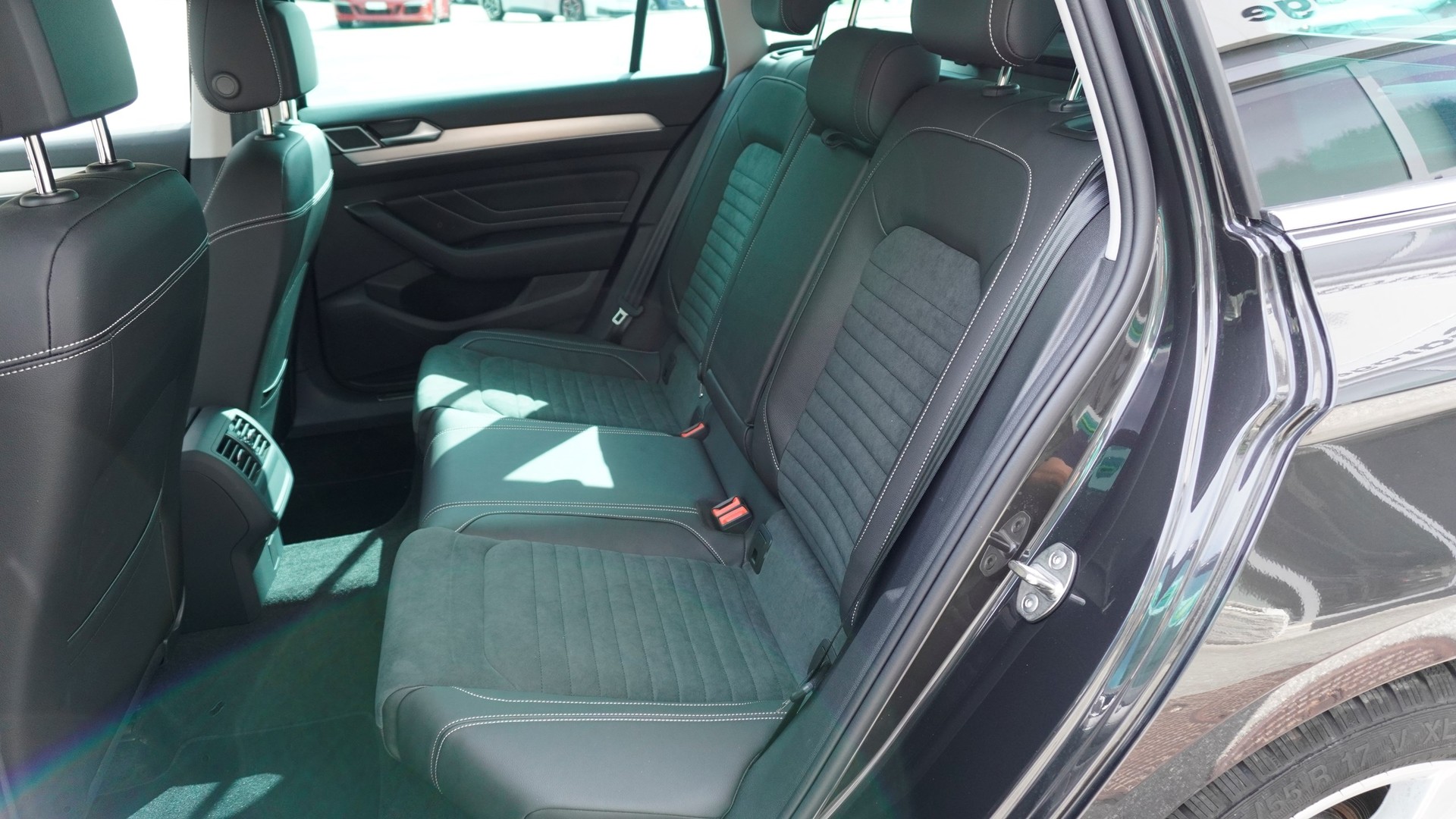 VW Passat 2.0 TDI BMT Elegance 4Motion DSG-image-2