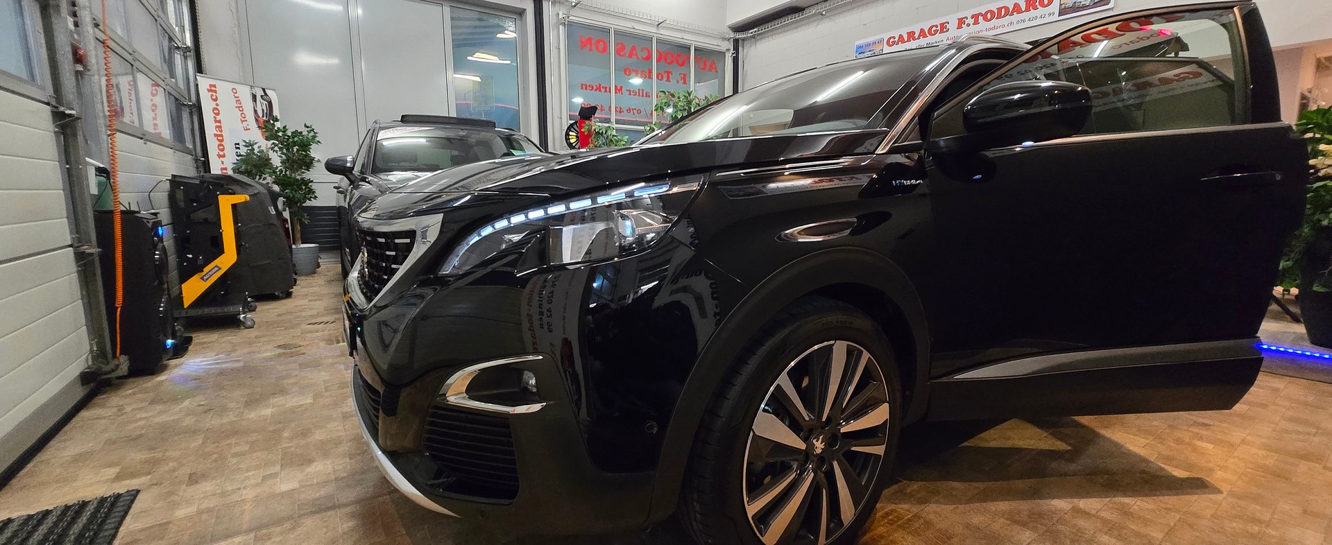 PEUGEOT 3008 300e Hybrid4 GT EAT8-image-17