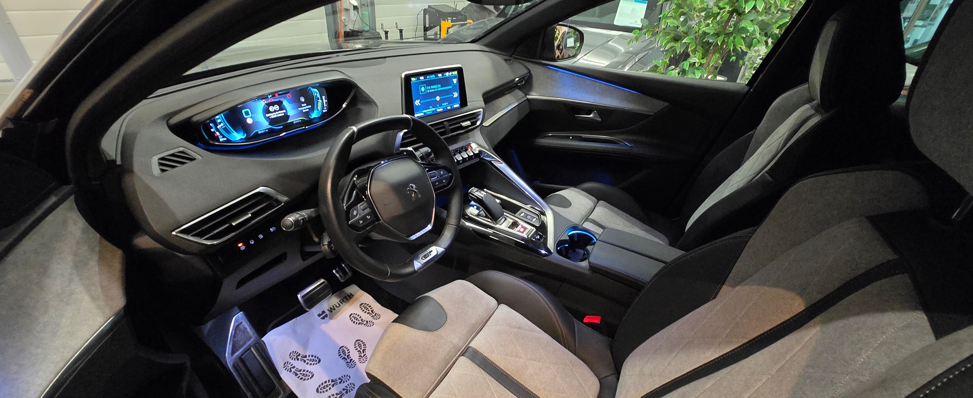 PEUGEOT 3008 300e Hybrid4 GT EAT8-image-22