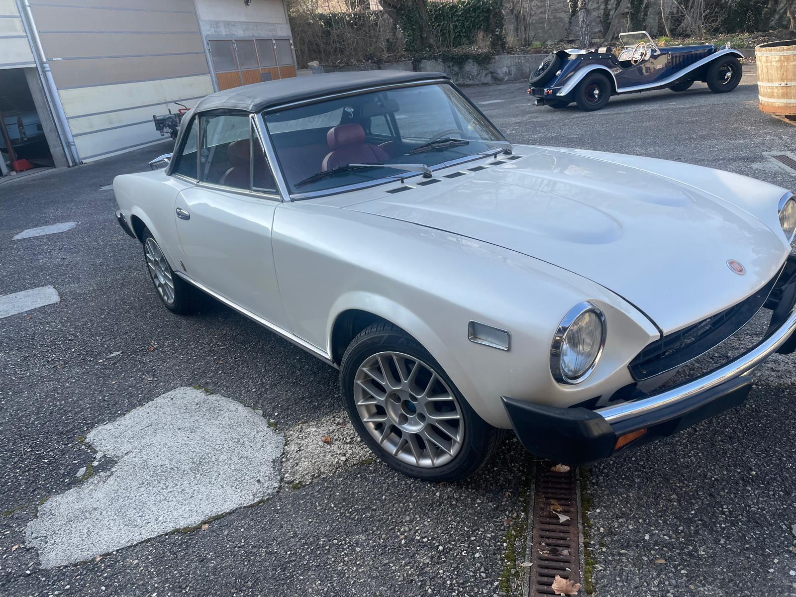FIAT 124 Spider-image-1