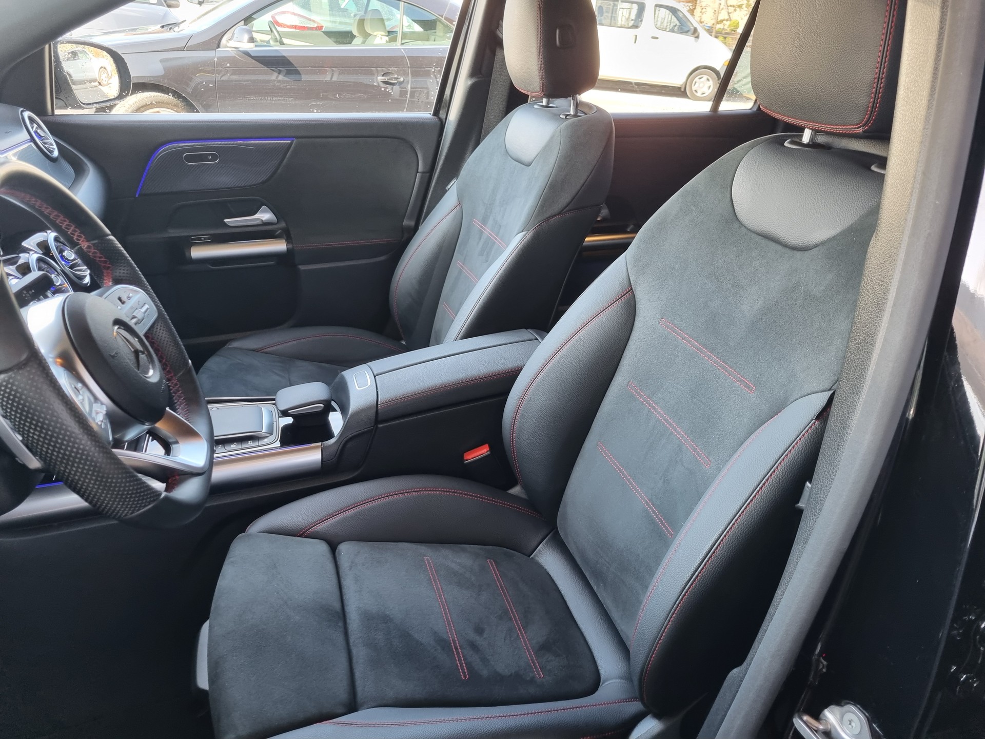 MERCEDES-BENZ GLA 180 AMG Line 7G-DCT-image-7