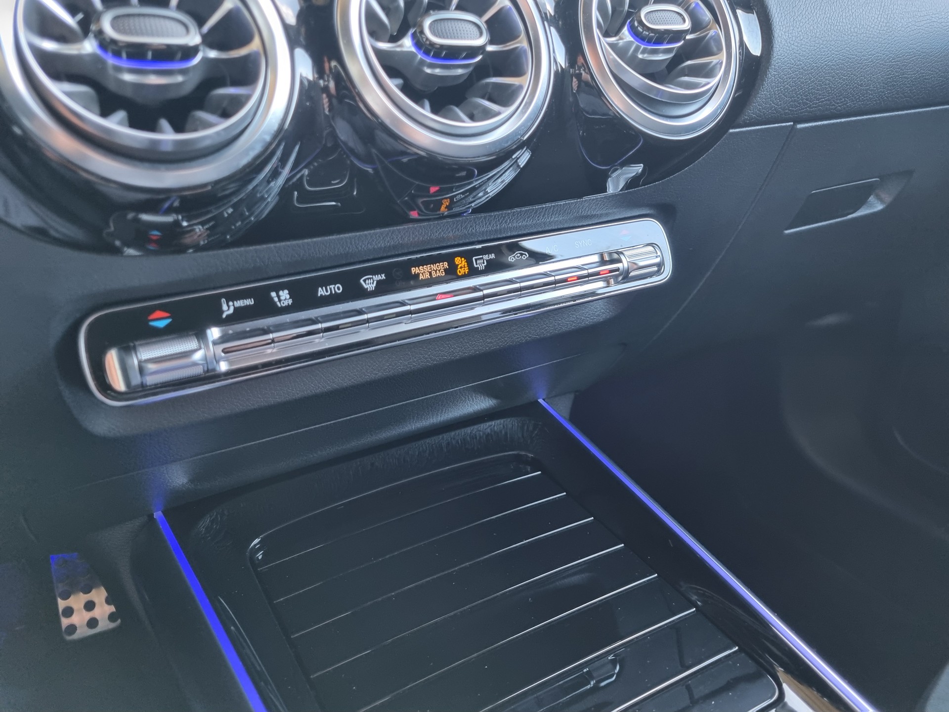 MERCEDES-BENZ GLA 180 AMG Line 7G-DCT-image-14