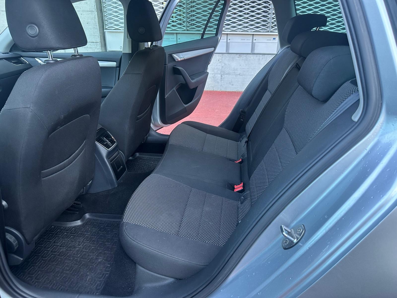 SKODA Octavia Combi 1.8 TSI Ambition 4x4 DSG-image-8