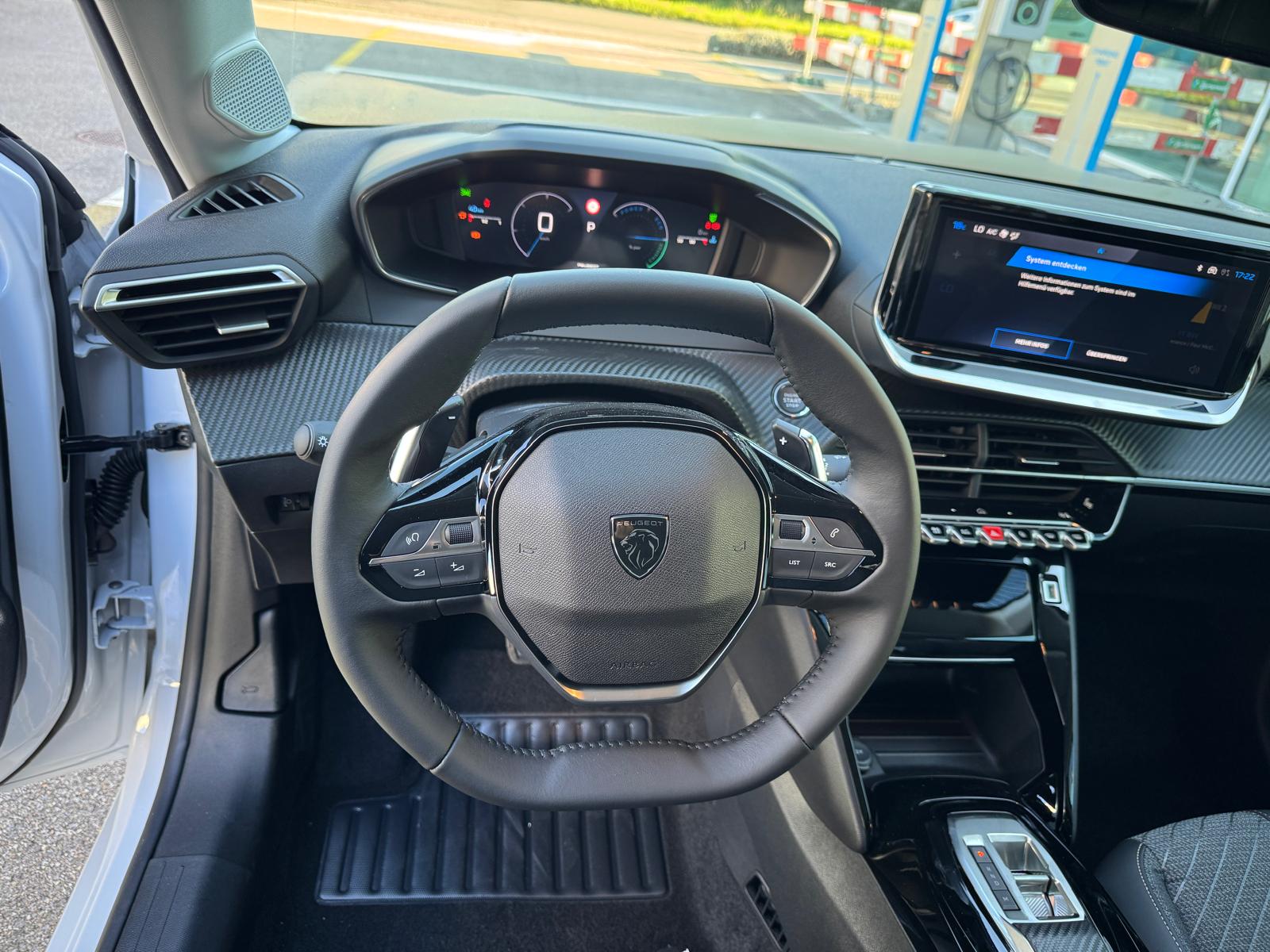 PEUGEOT 208 1.2 MHEV 110 Allure Premium-image-9