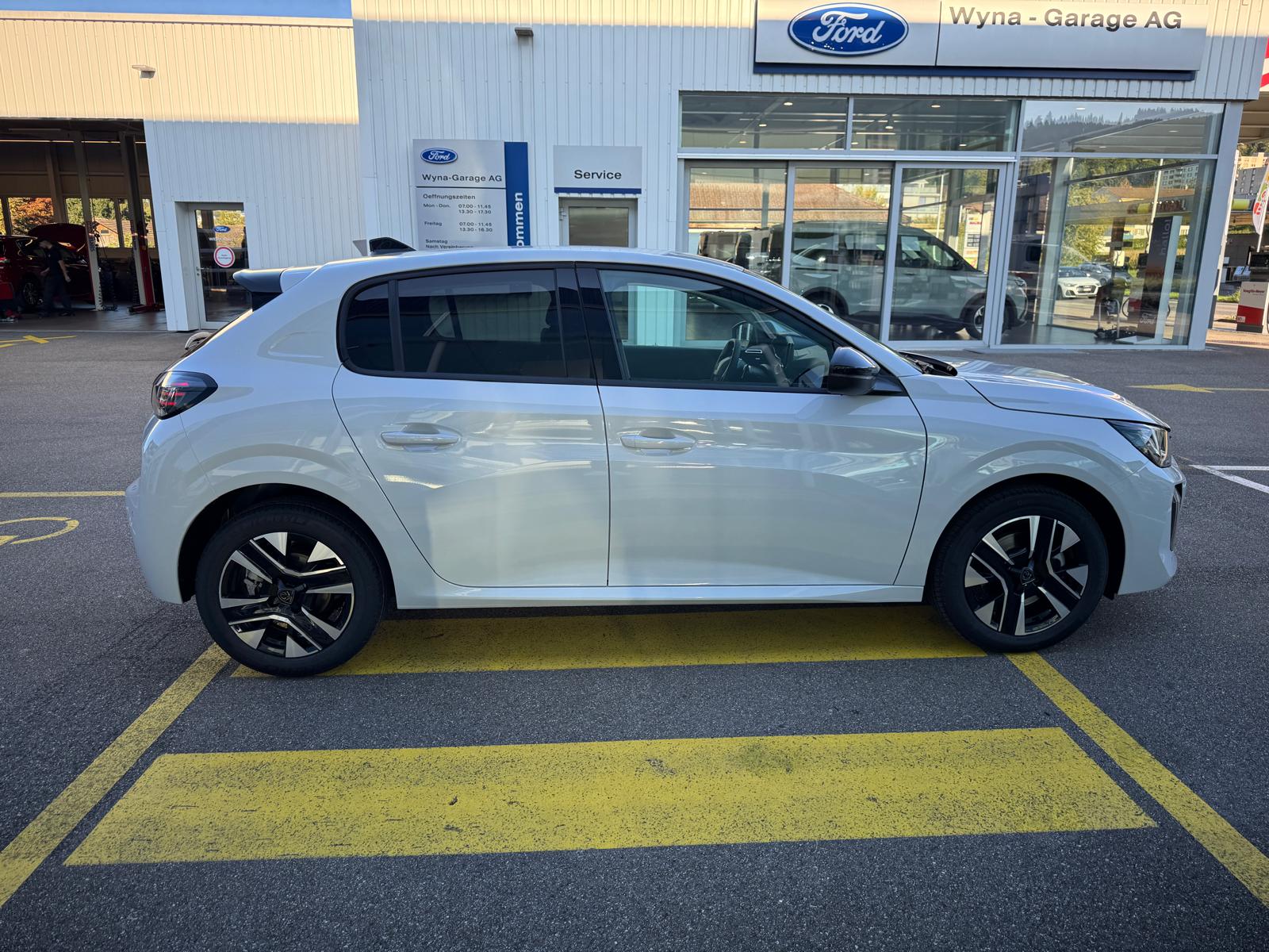 PEUGEOT 208 1.2 MHEV 110 Allure Premium-image-4