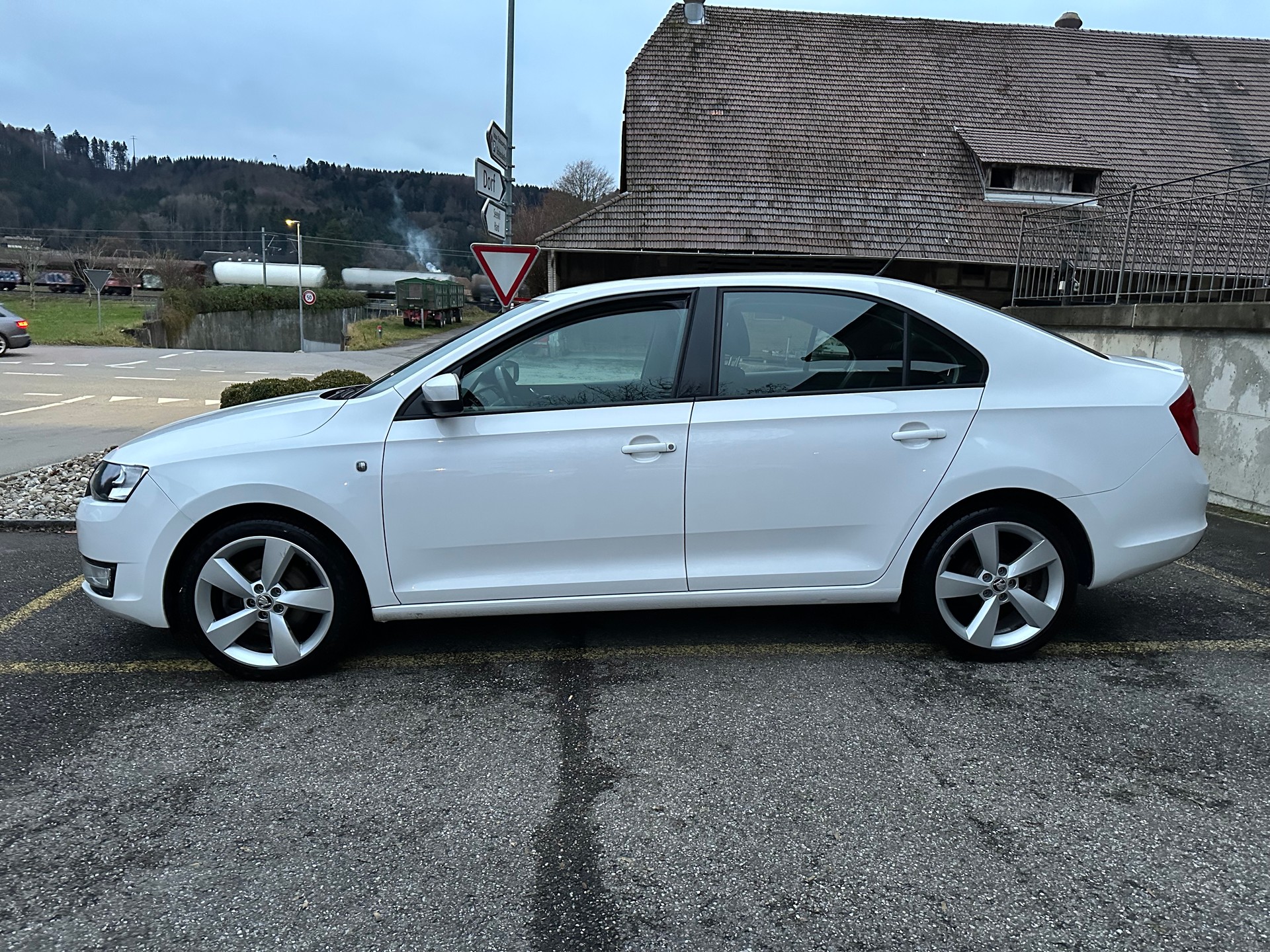SKODA Rapid 1.4 TSI Elegance DSG-image-2