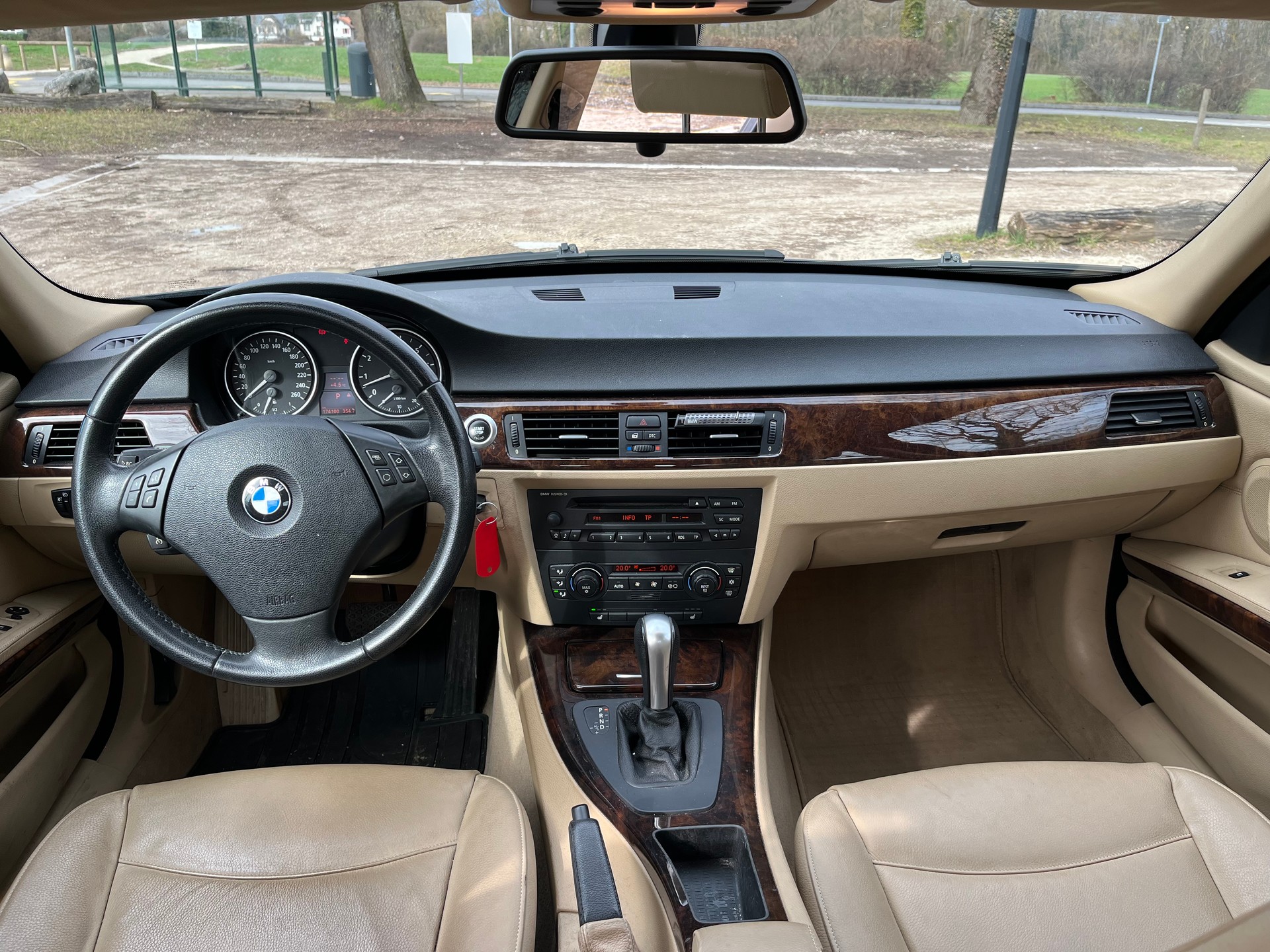 BMW 325xi 4x4-image-16