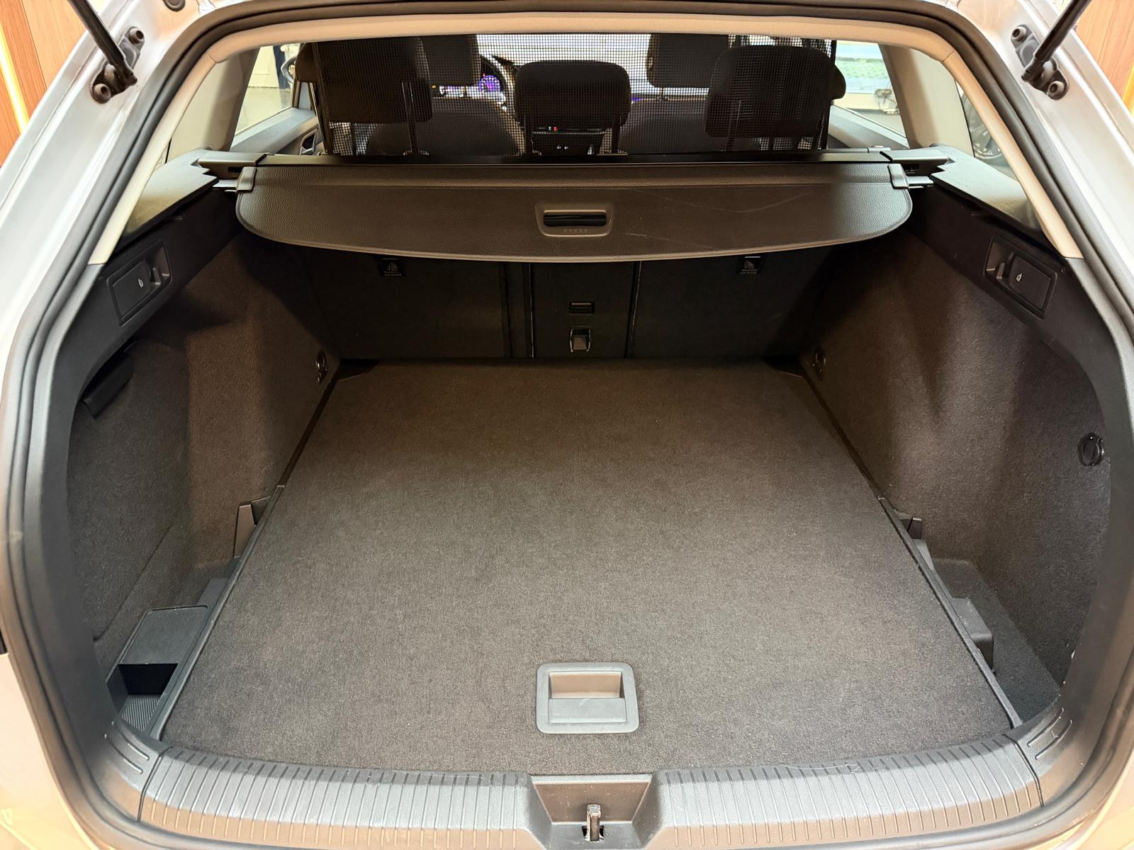 VW Golf VIII Variant 1.0 eTSI Life DSG-image-16