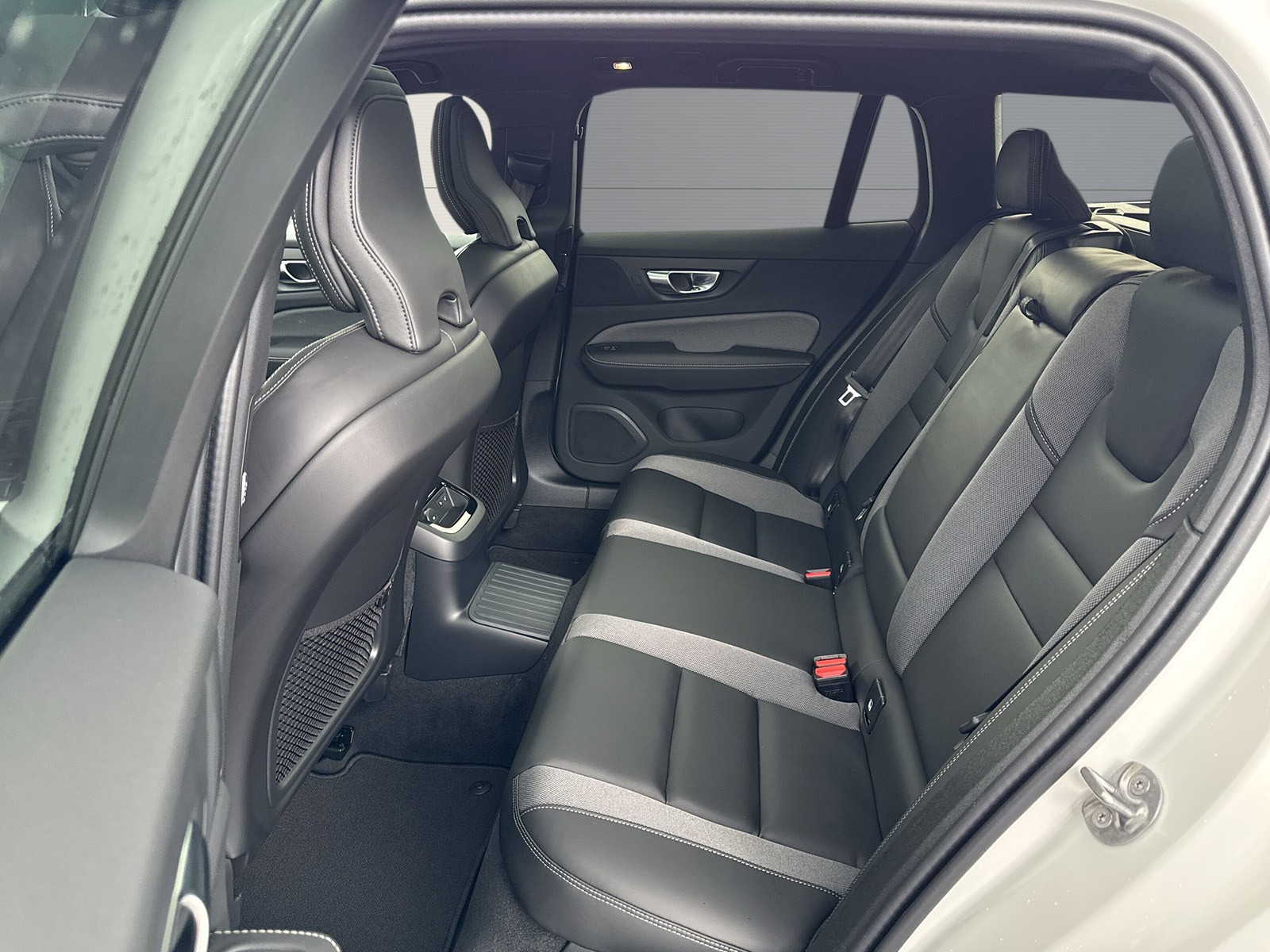 VOLVO V60 2.0 T6 TE Ultra Dark eAWD-image-9