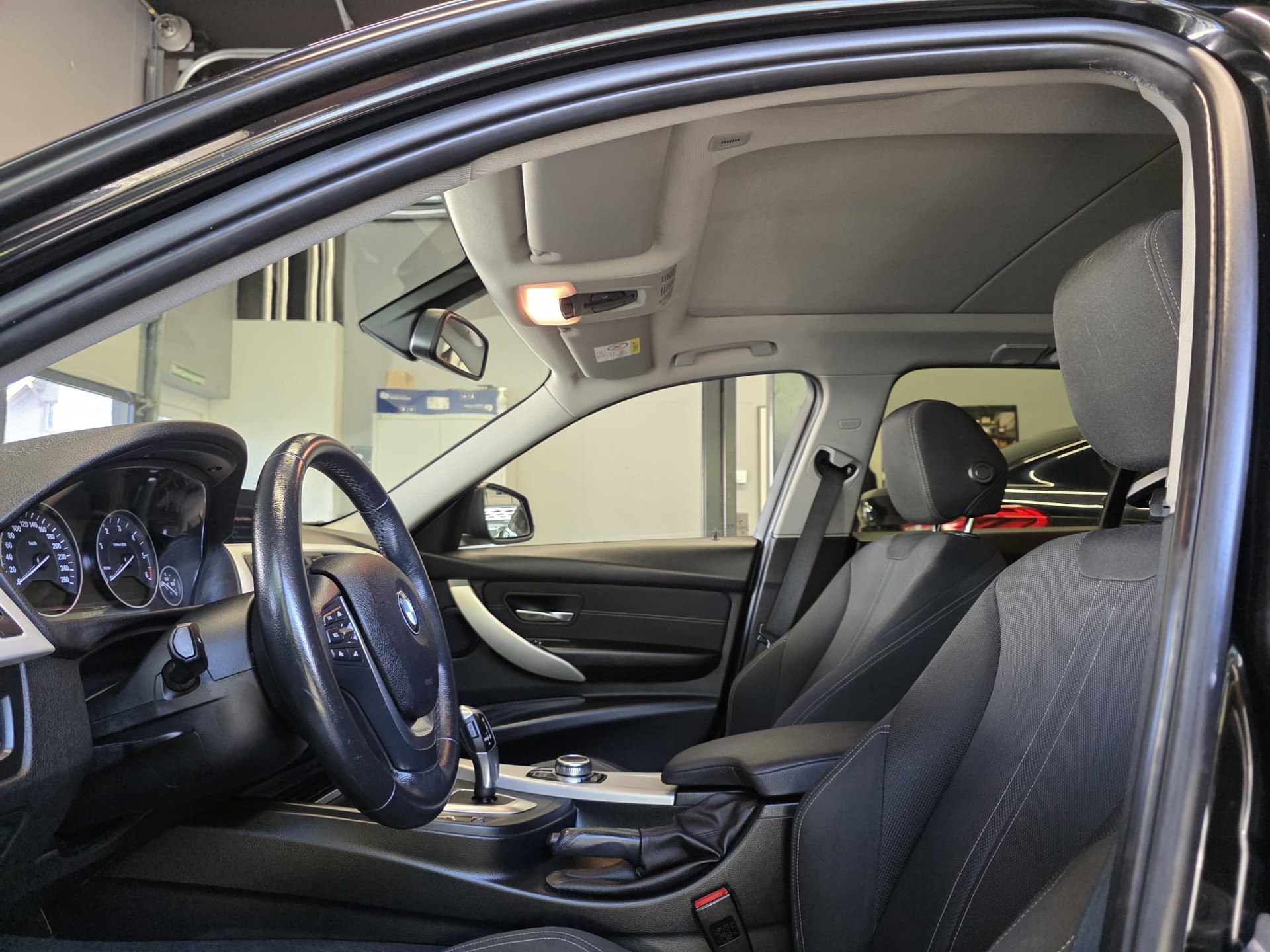 BMW 320d xDrive Touring Edition Luxury Line Steptronic-image-9