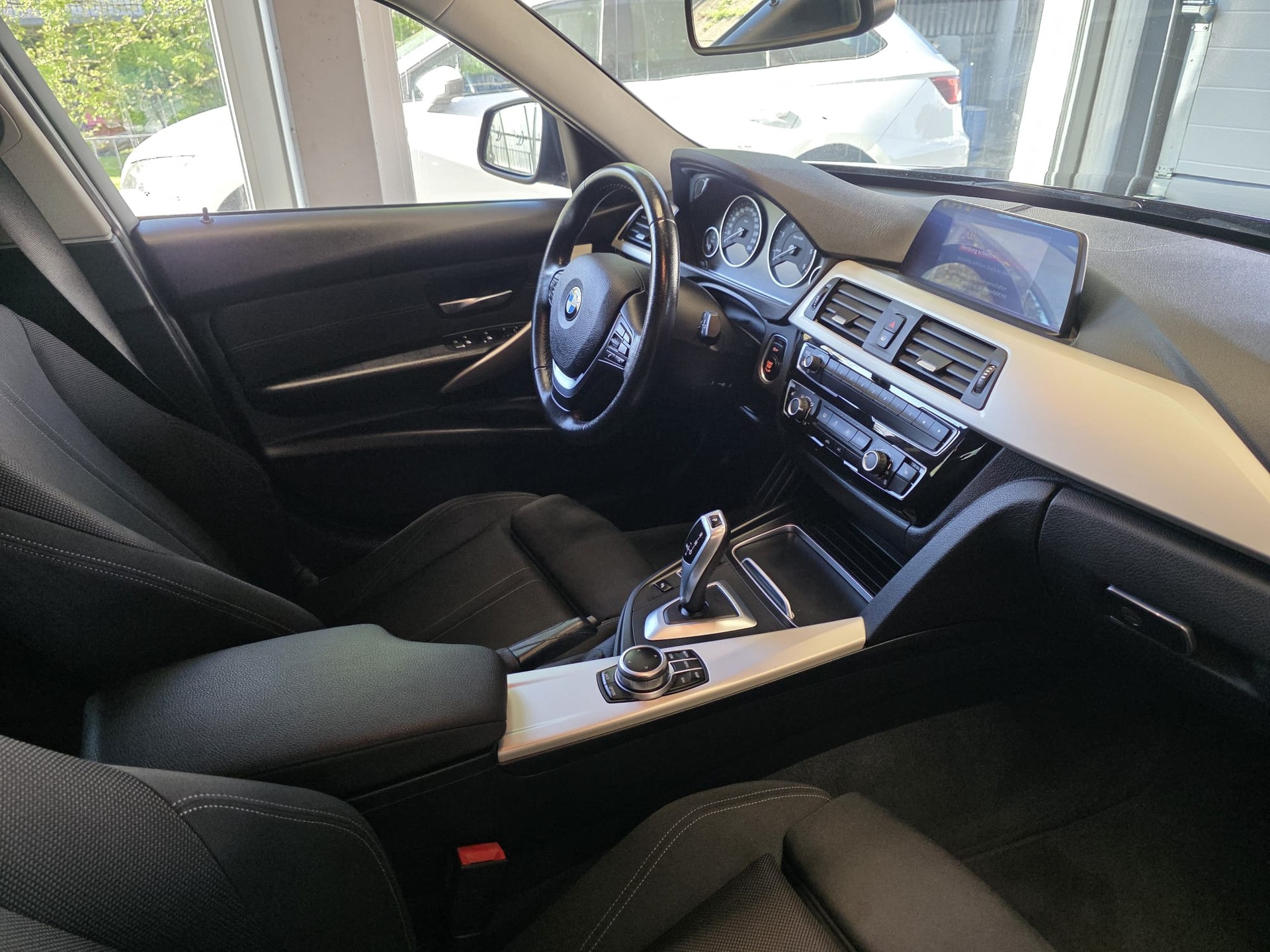 BMW 320d xDrive Touring Edition Luxury Line Steptronic-image-14