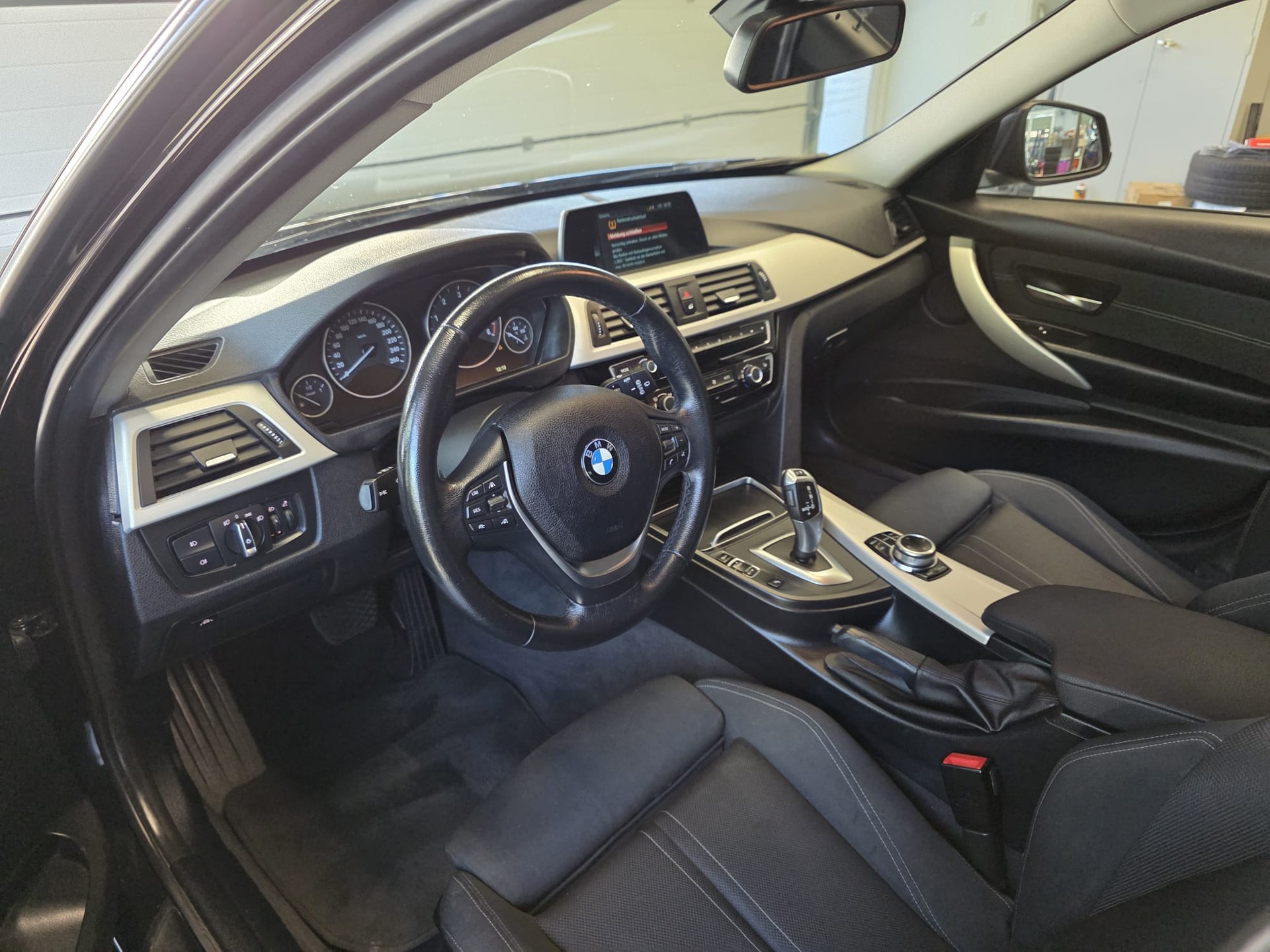 BMW 320d xDrive Touring Edition Luxury Line Steptronic-image-7