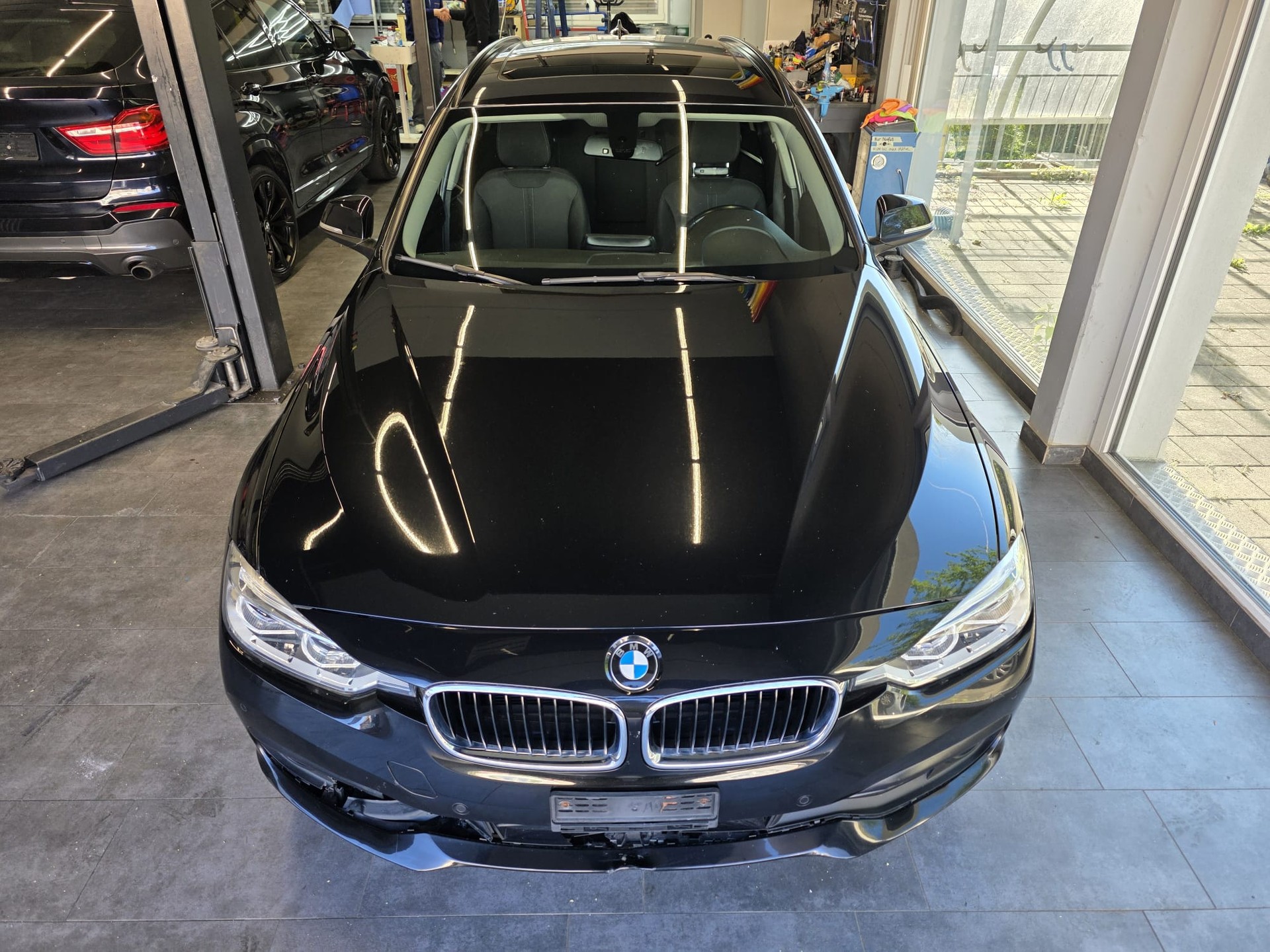 BMW 320d xDrive Touring Edition Luxury Line Steptronic-showroom-element-3