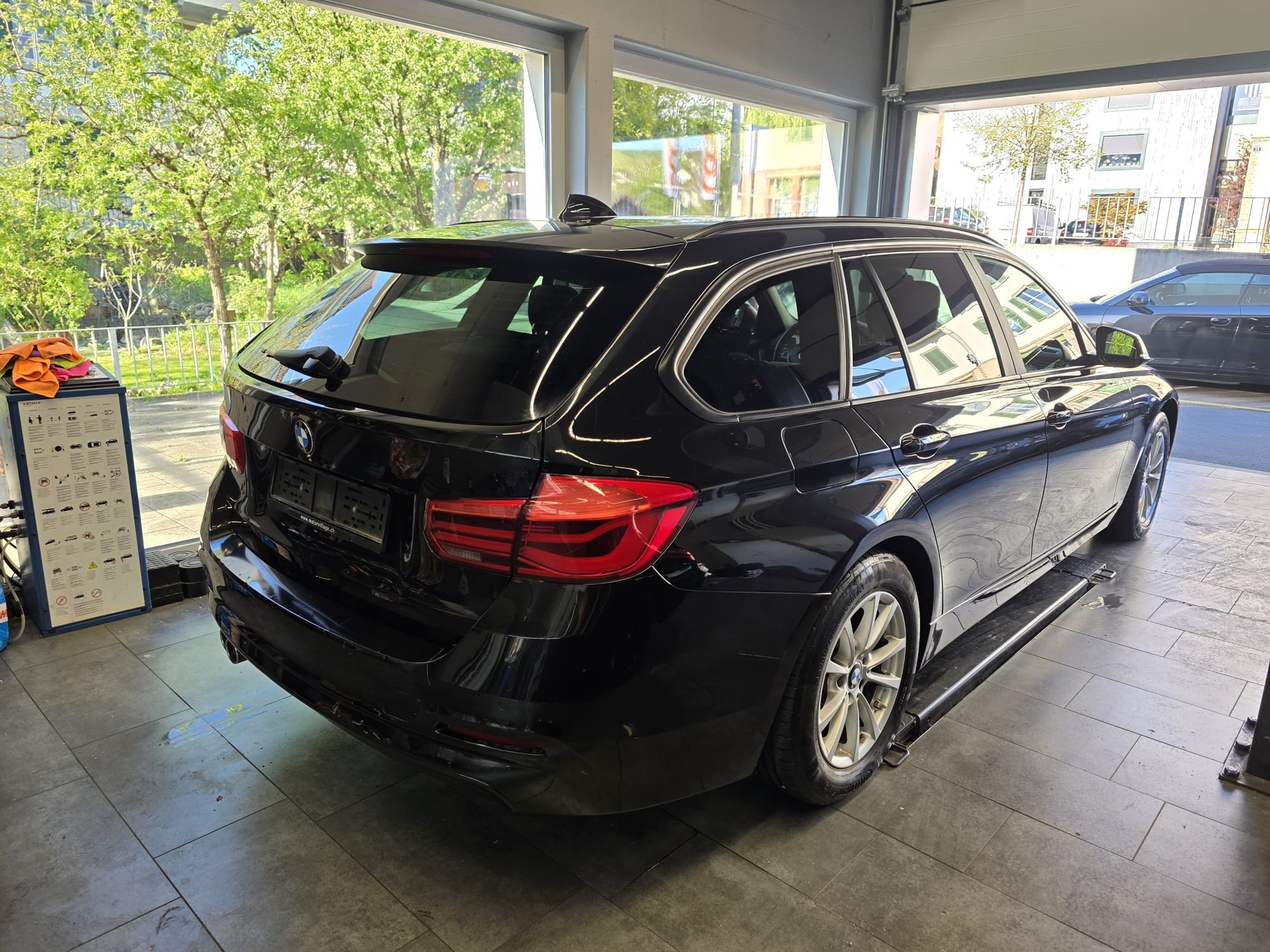 BMW 320d xDrive Touring Edition Luxury Line Steptronic-image-4