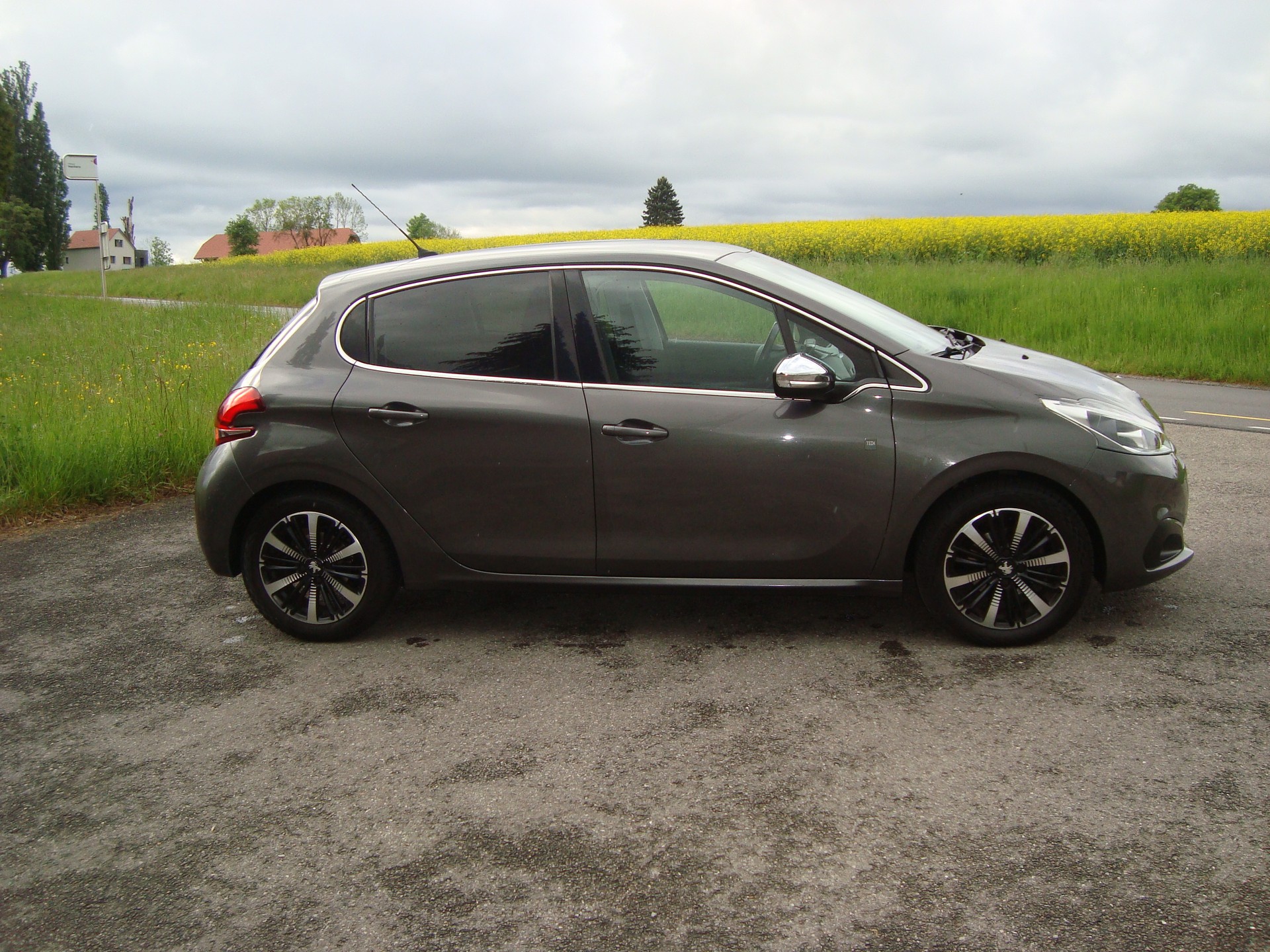 PEUGEOT 208 1.2 PureTech Active EAT6-image-5